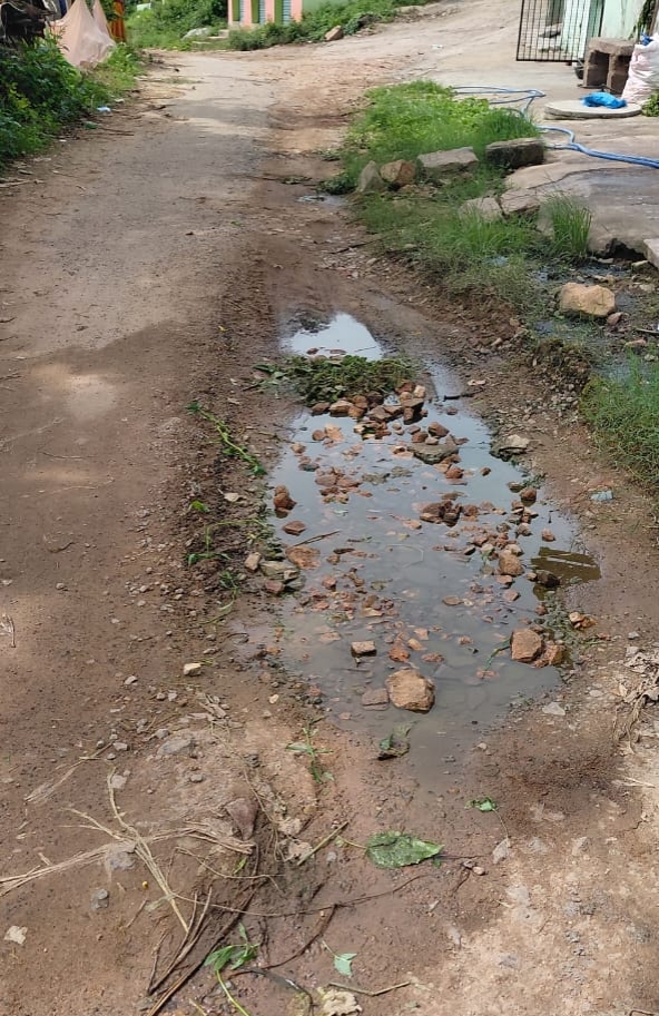 ಚರಂಡಿಯಿಲ್ಲದೆ ರಸ್ತೆ ಮೇಲೆ ನೀರು ನಿಂತಿರುವುದು
