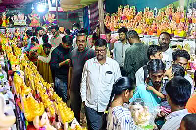 ಗಣೇಶ ಹಬ್ಬದ ಅಂಗವಾಗಿ ಕಲಬುರಗಿ ಮಾರುಕಟ್ಟೆಯಲ್ಲಿ ಮಂಗಳವಾರ ಗಣೇಶ ಮೂರ್ತಿಗಳನ್ನು ಹಾಗೂ ಅಲಂಕಾರಿಕ ವಸ್ತುಗಳು ಜನರು ಖರೀದಿ ಮಾಡಿದರು.