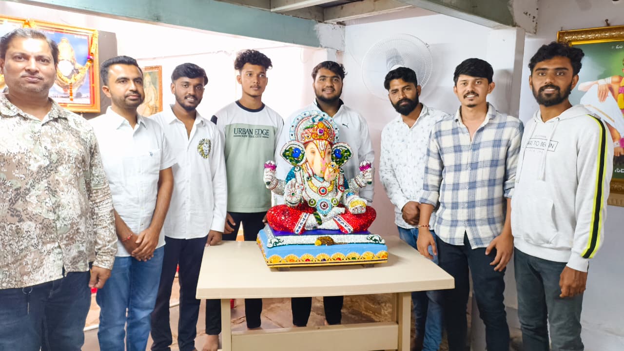 ವಜ್ರಲೇಪಿತ ಗಣೇಶ ಮೂರ್ತಿಯೊಂದಿಗೆ ರಾಮನಗರದ ಐಜೂರಿನ ನಾಡಪ್ರಭು ಕೆಂಪೇಗೌಡ ಮಿತ್ರ ಮಂಡಳಿ ಪದಾಧಿಕಾರಿಗಳು
