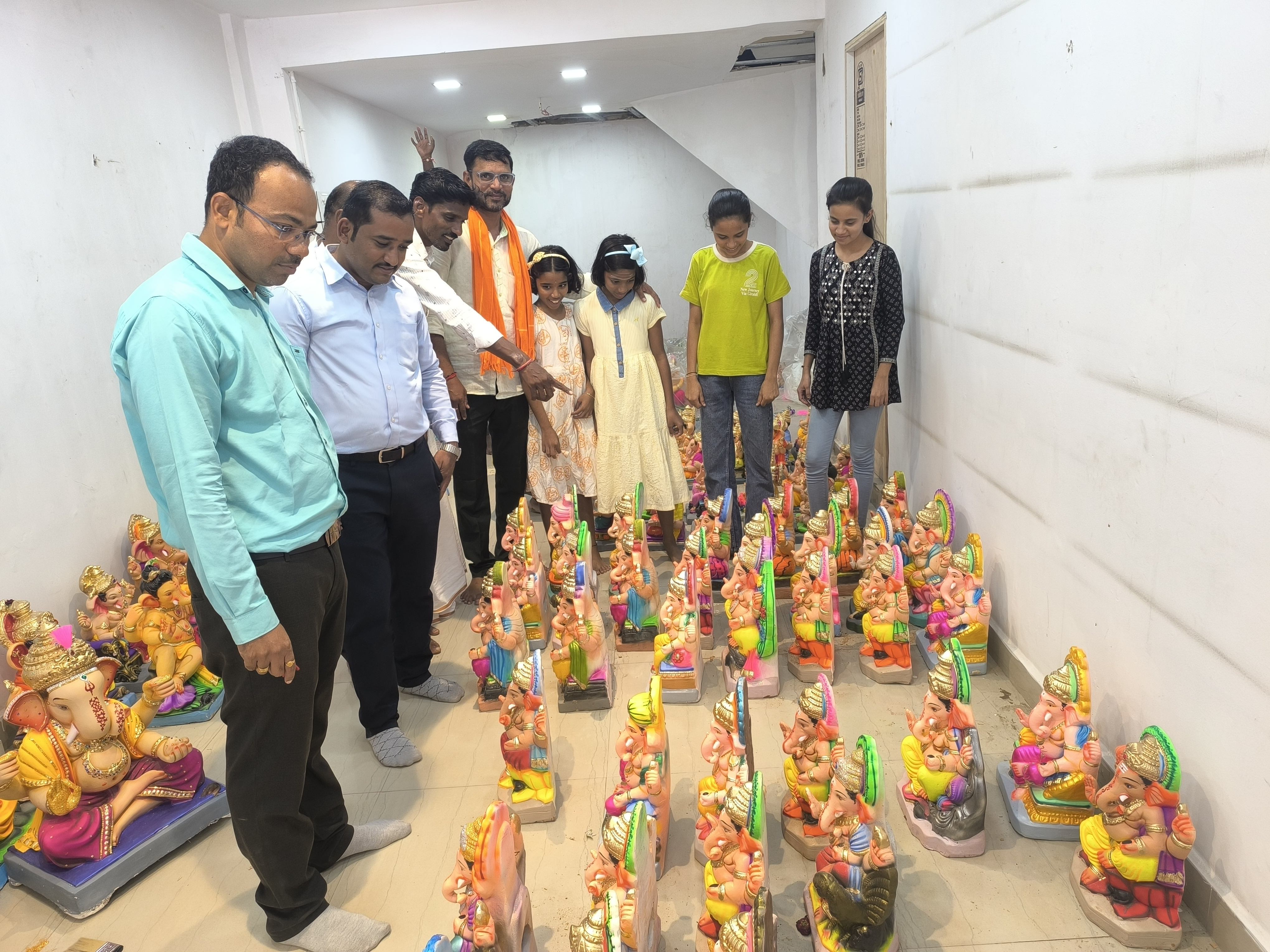 ಗಂಗಾವತಿ ಗಾಂಧಿವೃತ್ತದಲ್ಲಿ‌ ಸಾರ್ವಜನಿಕರು ಗಣೇಶ ಮೂ ರ್ತಿ ಖರೀದಿಸಲು ವೀಕ್ಷಣೆ ಮಾಡುತ್ತಿರುವುದು.