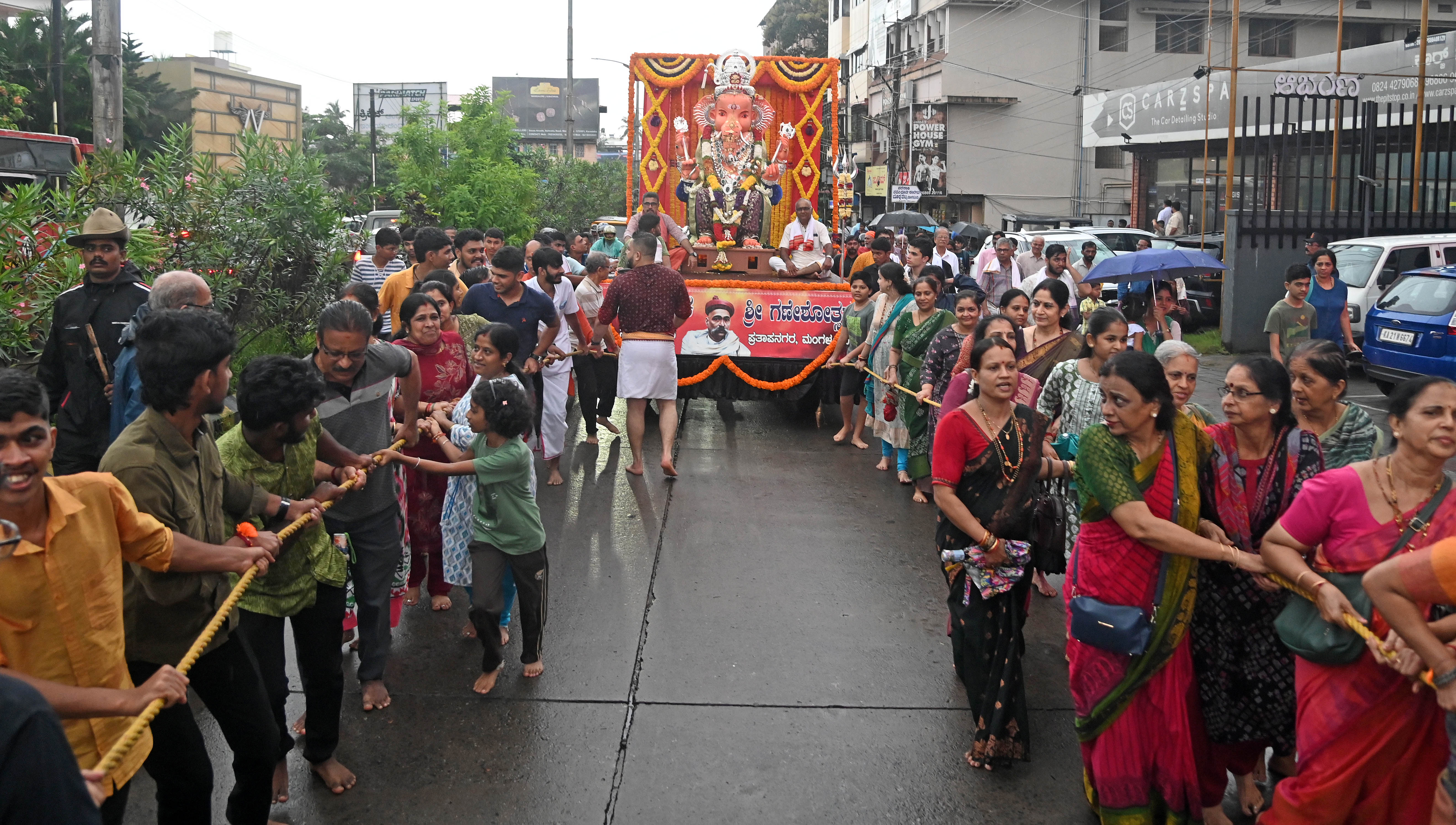 ಮಂಗಳೂರಿನ ಸಂಘನಿಕೇತನದ ಆವರಣದಲ್ಲಿ ಪ್ರತಿಷ್ಠಾಪಿಸುವ ಗಣೇಶ ಮೂರ್ತಿಯನ್ನು ಮಣ್ಣಗುಡ್ಡದಿಂದ ಮೆರವಣಿಗೆಯಲ್ಲಿ ಮಂಗಳವಾರ ಕೊಂಡೊಯ್ಯಲಾಯಿತು  