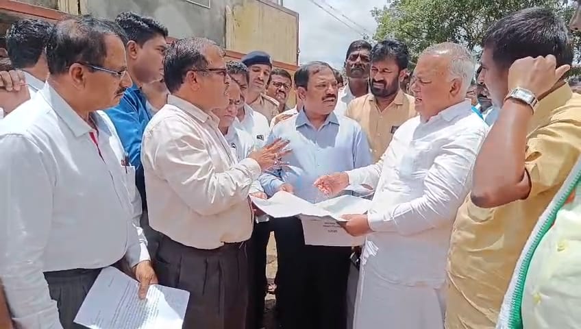 ದಾಬಸ್ ಪೇಟೆ ಬಸ್ ನಿಲ್ದಾಣದ ಅಭಿವೃದ್ಧಿ ಕುರಿತು ಅಧಿಕಾರಿಗಳಿಂದ ಮಾಹಿತಿ ಪಡೆದ ಸಚಿವ ರಾಮಲಿಂಗಾರೆಡ್ಡಿ.