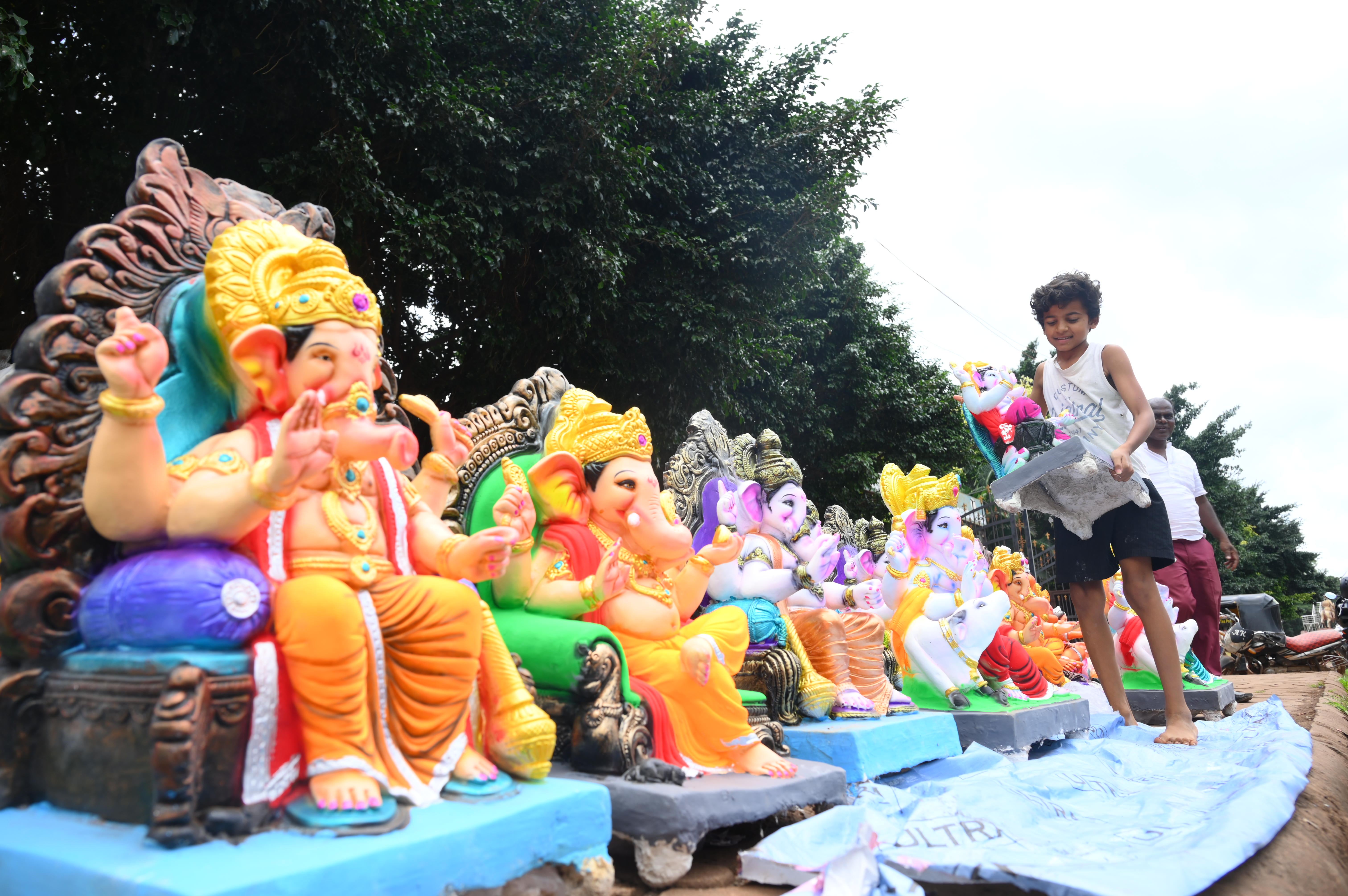 ಮಾರಾಟಕ್ಕೆ ಗಣಪನ ಮೂರ್ತಿಗಳನ್ನು ಸಾಲಾಗಿ ಜೋಡಿಸಿ ಇಡುತ್ತಿರುವುದು