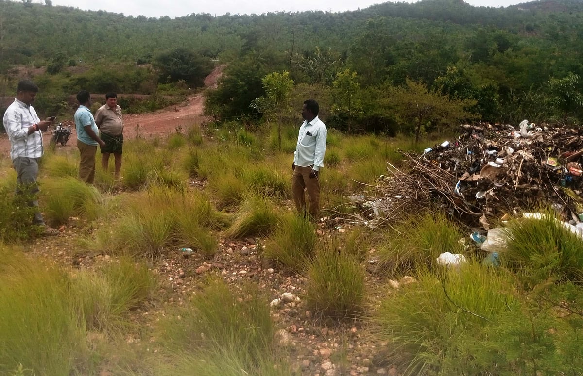 ಹುಳಿಯಾರು | ಅರಣ್ಯ ಪ್ರದೇಶದಲ್ಲಿ ಘನತ್ಯಾಜ್ಯ ವಿಲೇವಾರಿ: ಪ.ಪಂ ಟ್ರ್ಯಾಕ್ಟರ್‌ ವಶ