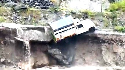 ಹಿಮಾಚಲ ಪ್ರದೇಶ | ಭೂಕುಸಿತಕ್ಕೆ ಕೊಚ್ಚಿ ಹೋದ ಪಿಕಪ್ ವಾಹನ