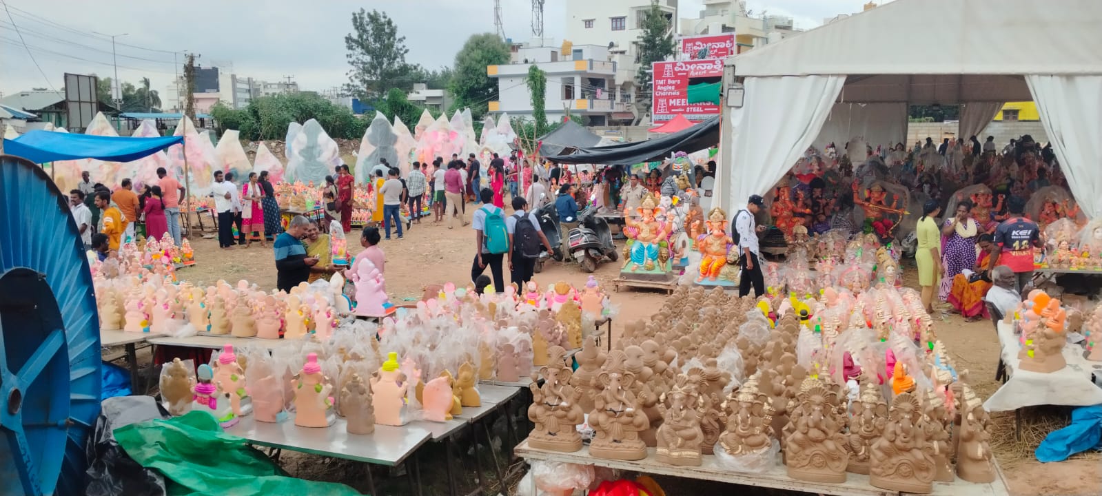 ಹೊಸಕೋಟೆ ನಗರದ ಪೊಲೀಸ್ ಸ್ಟೇಷನ್ ಬಳಿ ಇರುವ ಖಾಲಿ ಮೈದಾನದಲ್ಲಿನ ಮಳಿಗೆಗಳಲ್ಲಿ ಗಣೇಶ ಮೂರ್ತಿಗಳ ಖರೀದಿಯಲ್ಲಿ ಜನರಿಂದ ನೀರಸ ಪ್ರತಿಕ್ರಿಯೆ ವ್ಯಕ್ತವಾಗುತ್ತಿರುವುದು
