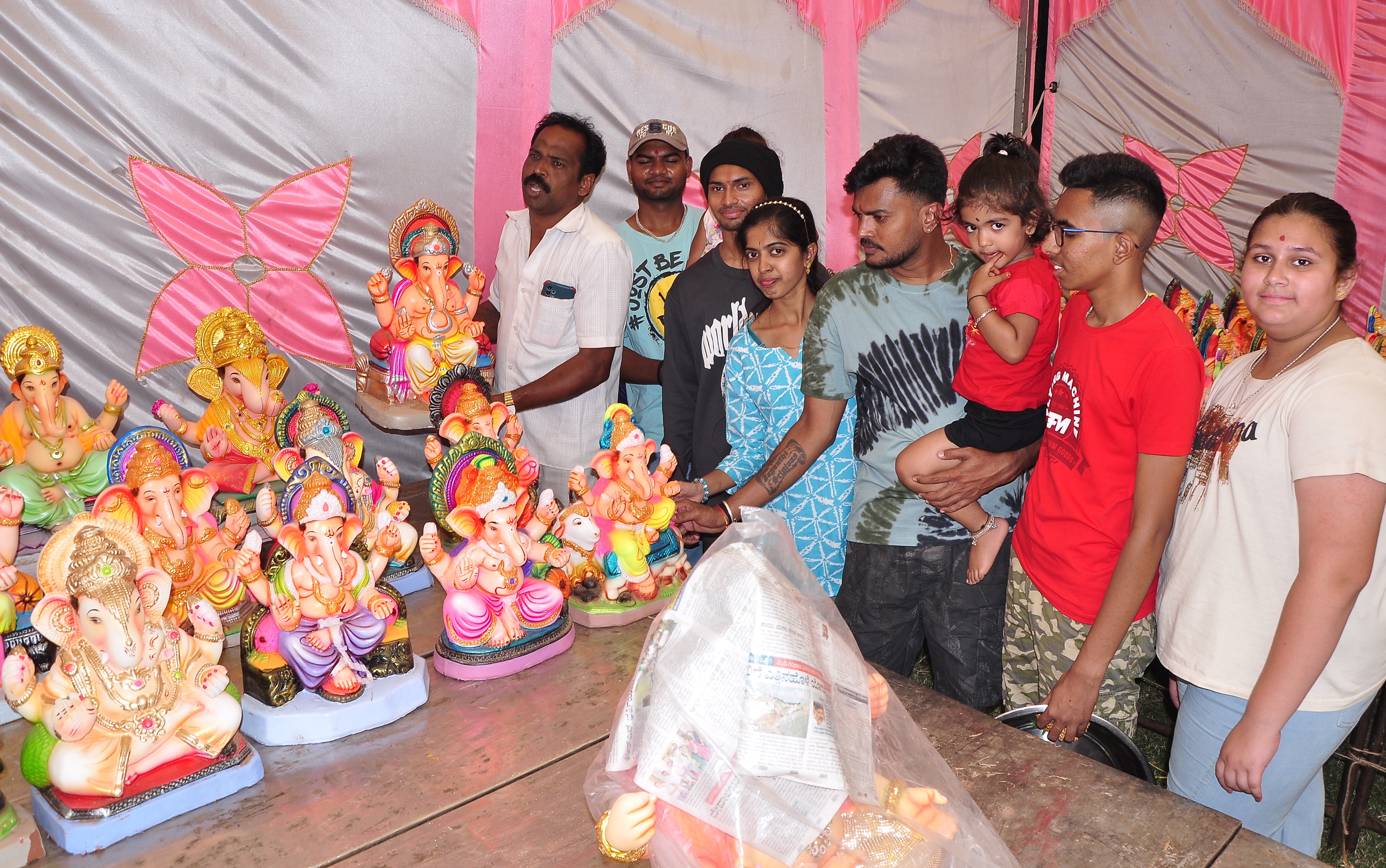 ಗೌರಿ ಗಣೇಶ ಹಬ್ಬದ ಹಿನ್ನಲೆಯಲ್ಲಿ ಮೂರ್ತಿಗಳನ್ನು ಖರೀದಿ ಮಾಡುತ್ತಿರುವ ಸಾರ್ವಜನಿಕರು