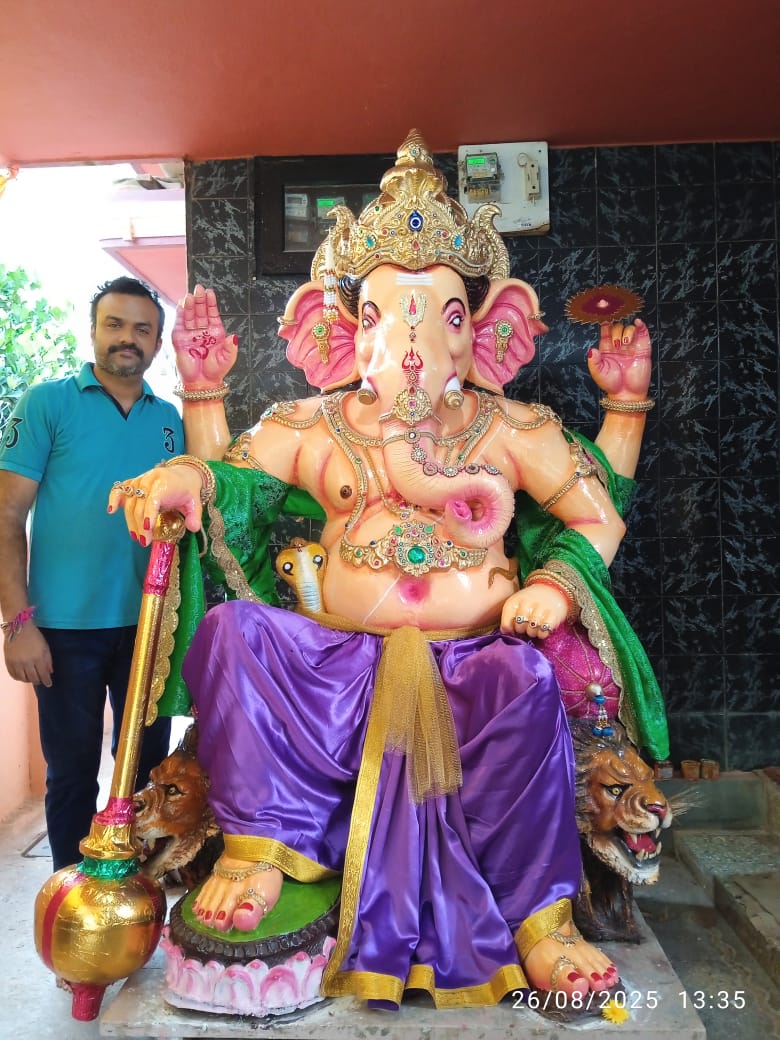 ರಾಮೇಶ್ವರ ನಗರದ ಕಲಾವಿದರಾದ ಎಂ.ಆರ್. ಗಣೇಶ್ ಆಚಾರ್ಯ ಅವರು ನಿರ್ಮಿಸಿರುವ ಸುಮಾರು 8.5 ಅಡಿ ಎತ್ತರದ ಗಣಪತಿ ಮೂರ್ತಿ