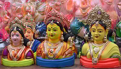 ಮಲ್ಲೇಶ್ವರದಲ್ಲಿ ಸೋಮವಾರ ಮಾರುಕಟ್ಟೆಯಲ್ಲಿ ಗೌರಿ–ಗಣೇಶ ಹಬ್ಬದ ಅಂಗವಾಗಿ ಜನ ಮೂರ್ತಿಗಳನ್ನು ಖರೀದಿ ಮಾಡುತ್ತಿರುವುದು .