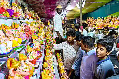 ಗಣೇಶ ಹಬ್ಬದ ಅಂಗವಾಗಿ ಕಲಬುರಗಿ ಮಾರುಕಟ್ಟೆಯಲ್ಲಿ ಮಂಗಳವಾರ ಗಣೇಶ ಮೂರ್ತಿಗಳನ್ನು ಹಾಗೂ ಅಲಂಕಾರಿಕ ವಸ್ತುಗಳು ಜನರು ಖರೀದಿ ಮಾಡಿದರು.