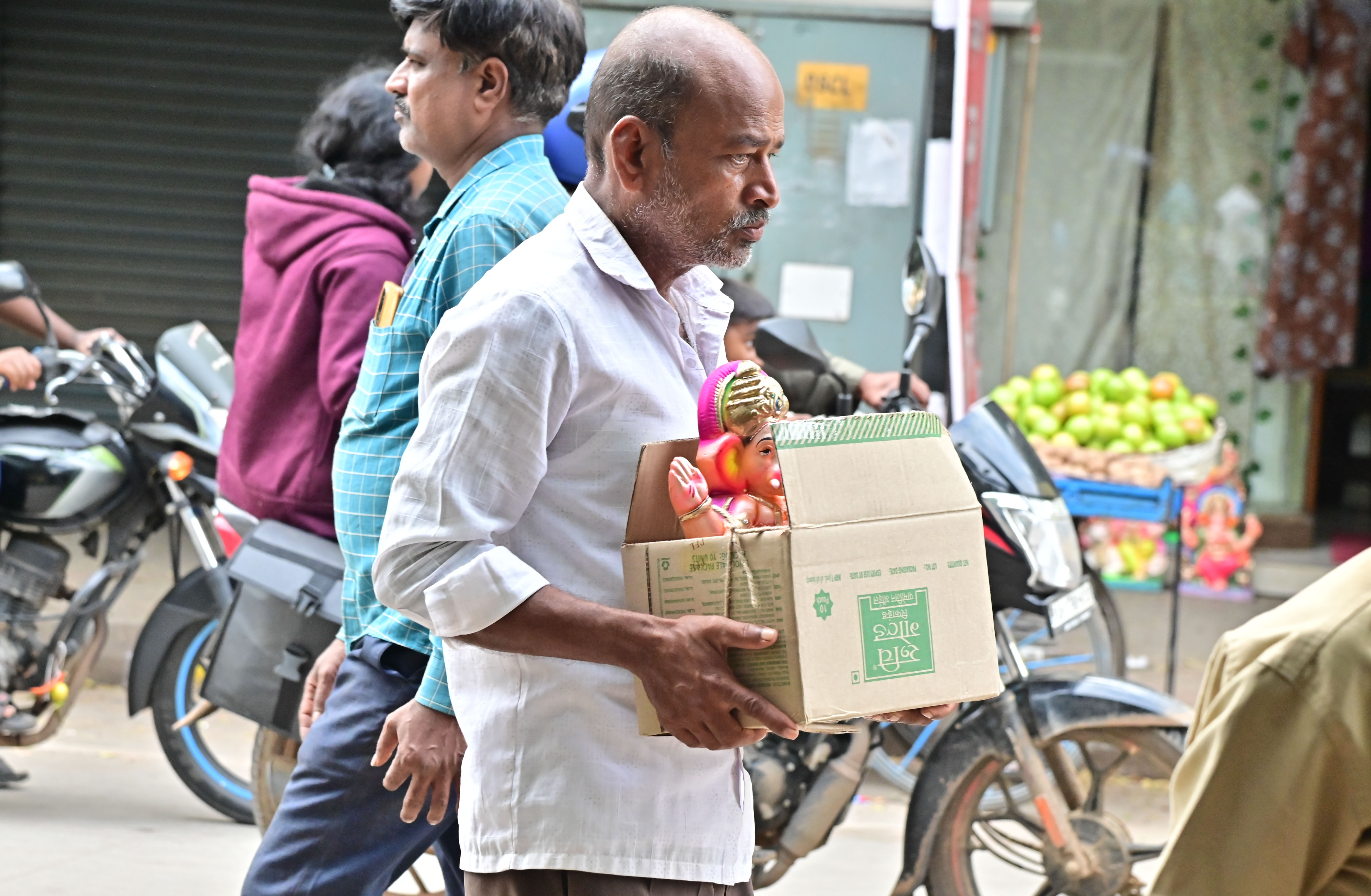 ದಾವಣಗೆರೆಯ ಚಾಮರಾಜಪೇಟೆಯಲ್ಲಿ ಮಂಗಳವಾರ ಭಕ್ತರೊಬ್ಬರು ಗಣೇಶ ಮೂರ್ತಿಯನ್ನು ಮನೆಗೆ ಕೊಂಡೊಯ್ದರು 
