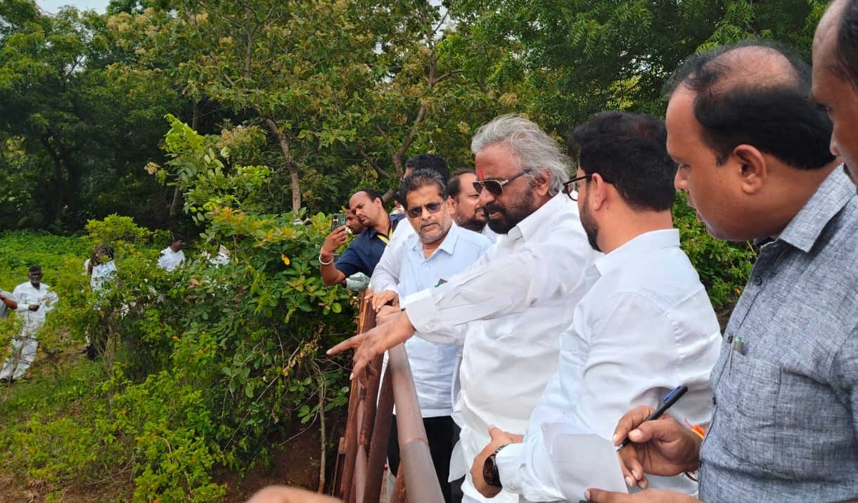 ಔರಾದ್ ತಾಲ್ಲೂಕಿನ ಬಾವಲಗಾಂವ ಕರೆ ಕೋಡಿ ಒಡೆದು ಹಾನಿಯಾಗಿರುವ ಸ್ಥಳವನ್ನು ಜಿಲ್ಲಾ ಉಸ್ತುವಾರಿ ಸಚಿವ ಈಶ್ವರ ಖಂಡ್ರೆ ವೀಕ್ಷಿಸಿದರು
