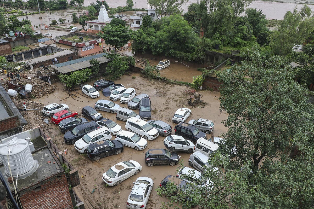 ಜಮ್ಮು ಪ್ರವಾಹ: 5 ಸಾವಿರ ಜನರ ಸ್ಥಳಾಂತರ; ಅಗತ್ಯ ಸೇವೆಗಳ ಪುನರ್ ಸ್ಥಾಪನೆಗೆ ಯತ್ನ