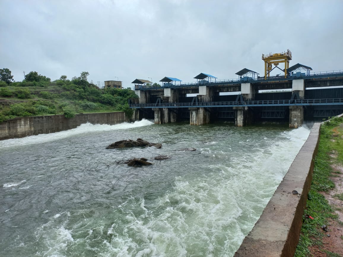ಚಿಂಚೋಳಿ ತಾಲ್ಲೂಕಿನ‌ ನಾಗರಾಳ ಜಲಾಶಯದಿಂದ ನದಿಗೆ ನೀರು ಬಿಟ್ಟಿರುವುದು