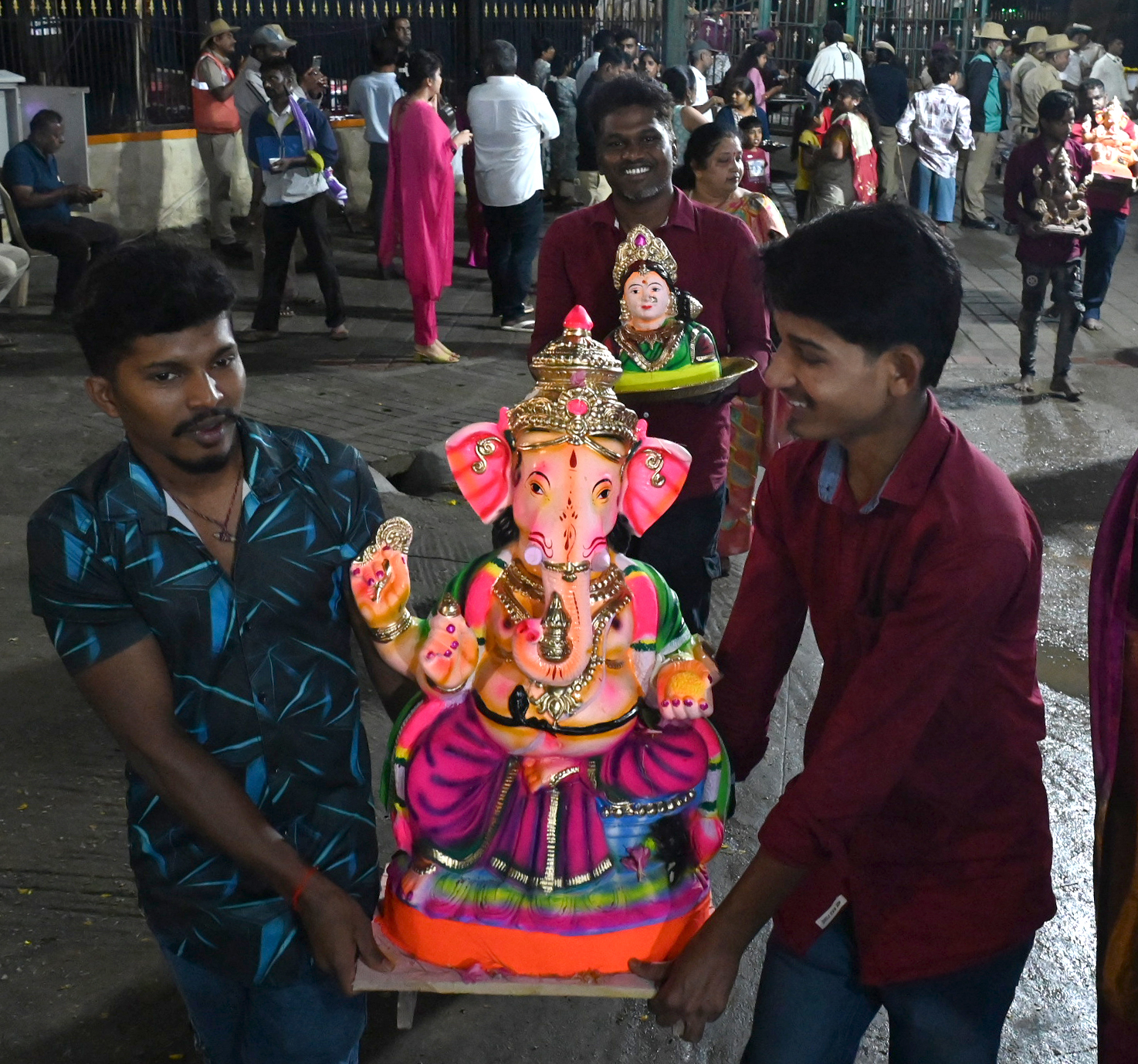 ನಗರದಲ್ಲಿ ಬುಧವಾರ ಗಣೇಶನ ಮೂರ್ತಿ ವಿಸರ್ಜನೆ ವೇಳೆ ಯುವಕರ ಸಂಭ್ರಮ