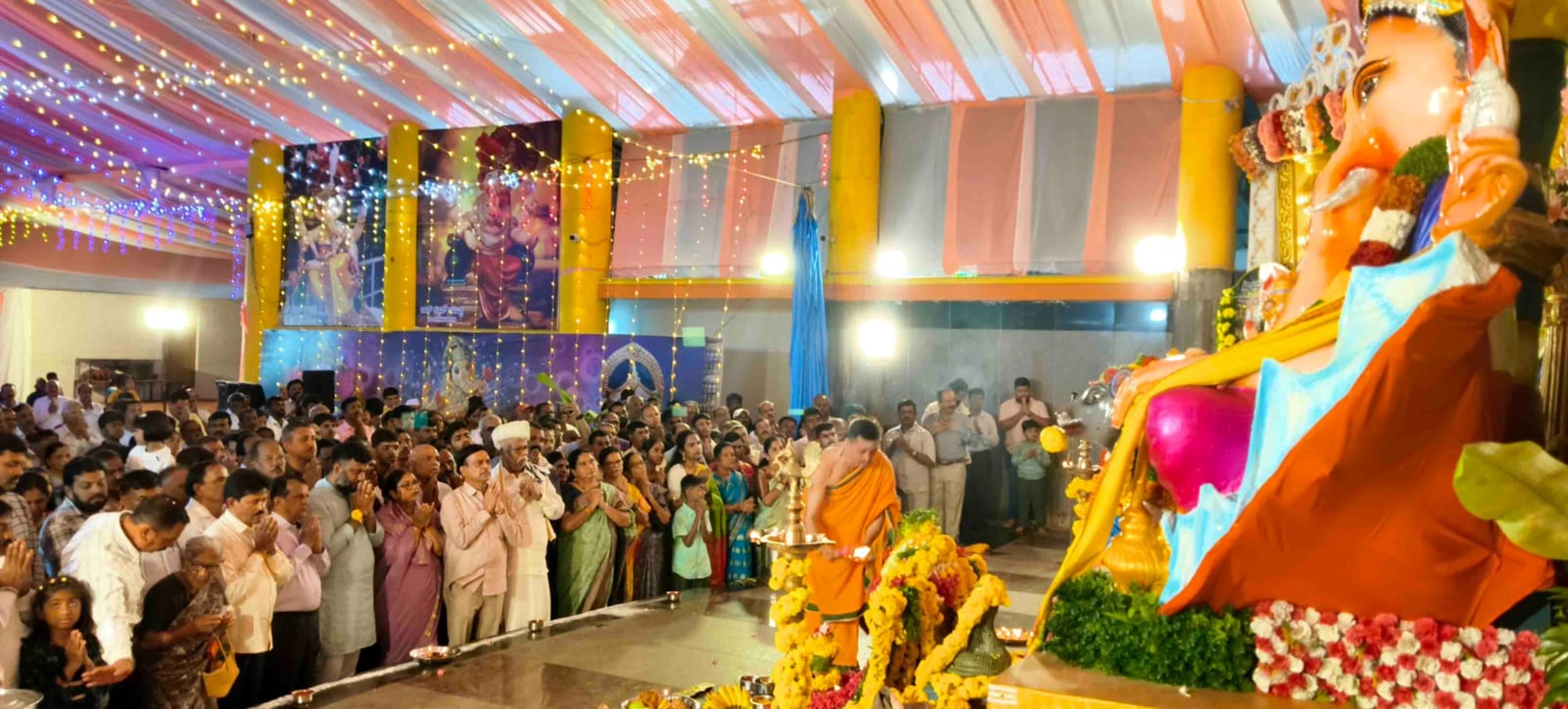 ಹಾಸನದಲ್ಲಿ ಪ್ರತಿಷ್ಠಾಪಿಸಿರುವ ಪೆಂಡಾಲ್‌ ಗಣಪತಿ ಮೂರ್ತಿಗೆ ಪೂಜೆ ಸಲ್ಲಿಸಲಾಯಿತು