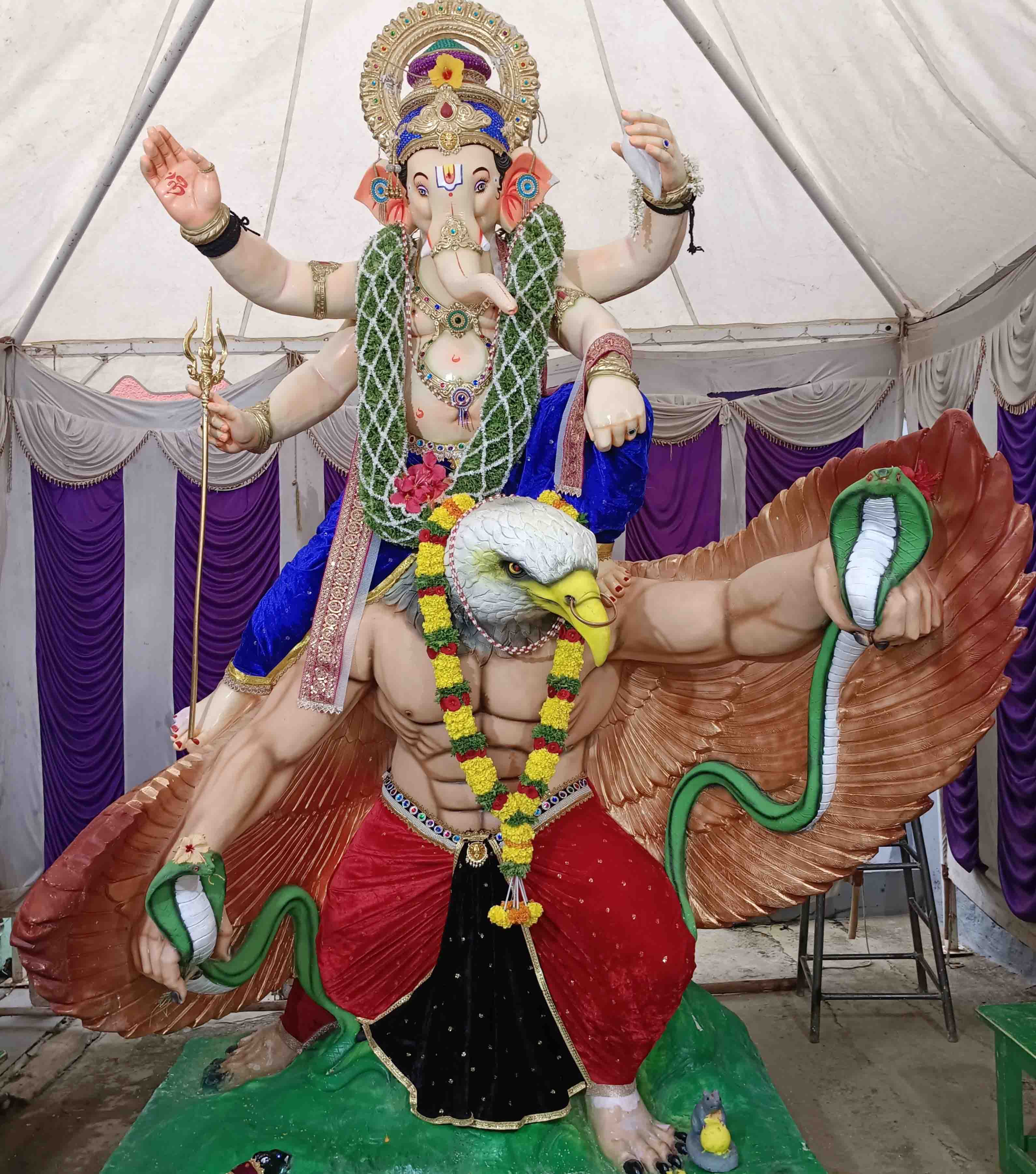 ಉಪ್ಪು ನೀರು ಬಾವಿಯ ಗರುಡದ ಮೇಲೆ ನಿಂತಿರುವ ಗಣೇಶ