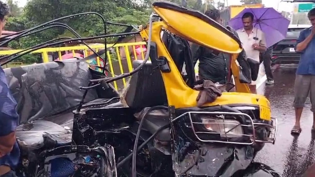 ತಲಪಾಡಿ: ಹಿಮ್ಮುಖವಾಗಿ ಚಲಿಸಿದ ಬಸ್ ಆಟೋಗೆ ಡಿಕ್ಕಿ; ಭೀಕರ ಅಪಘಾತದಲ್ಲಿ 5 ಸಾವು