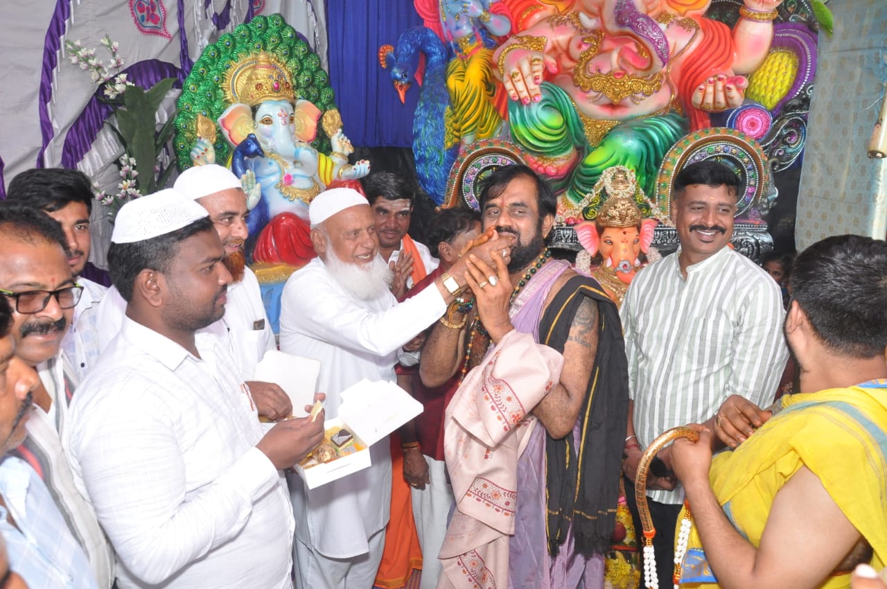 ಕೊಳ್ಳೇಗಾಲದ ರಾಮಮಂದಿರ ಮುಂಭಾಗ ಪ್ರತಿಷ್ಠಾಪಿಸಿರುವ ಗಣಪತಿಗೆ ಪೂಜೆ ಸಲ್ಲಿಸಿದ ಮುಸ್ಲಿ ಮುಖಂಡರು ಸಿಹಿ ವಿನಿಮಯ ಮಾಡಿಕೊಂಡರು