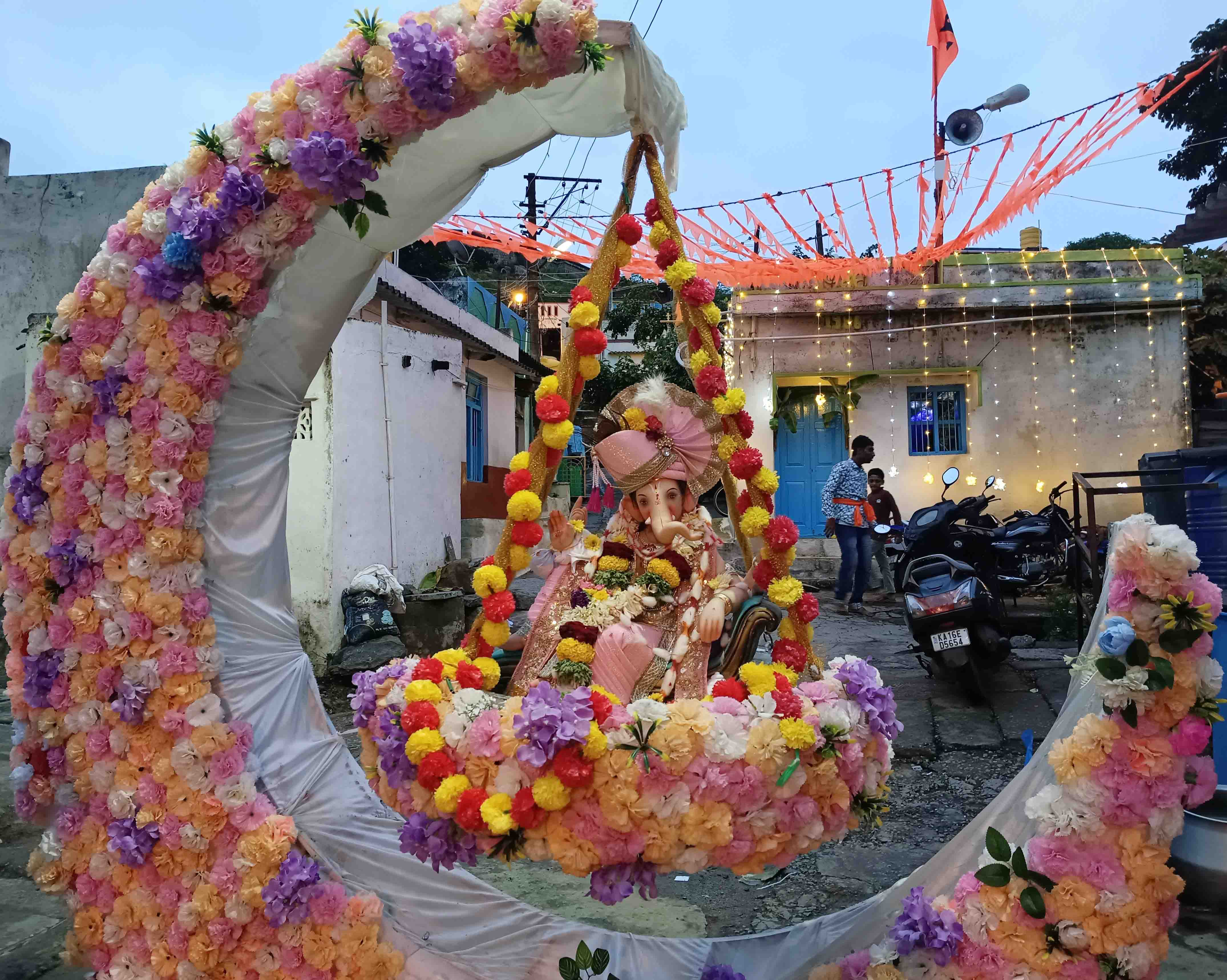 ಬುರುಜನಹಟ್ಟಿಯಲ್ಲಿ ಅರ್ಧ ಚಂದ್ರಕಾರದ ತೊಟ್ಟಿಲಿನಲ್ಲಿ ಕುಳಿತಿರುವ ಪೇಟಧಾರಿ ಗಣೇಶ
