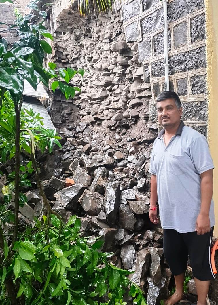 ಕಮಲನಗರ ತಾಲ್ಲೂಕಿನ ಖತಗಾಂವ ಗ್ರಾಮದ ಮಲ್ಲಿಕಾರ್ಜುನ ಬಸಪ್ಪ ಧರಣೆ ಎನ್ನುವವರ ಮನೆ ಗೋಡೆ ಕುಸಿದಿರುವುದು