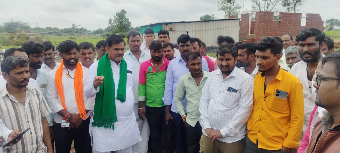 ಫೋಟೊ: 28ಎನ್ಎಲ್ಟಿ2: ನಾಲತವಾಡ:ನಾಗಬೇನಾಳ-ವೀರೇಶನಗರ ಹತ್ತಿರ ಹೊಲವೊಂದರಲ್ಲಿ ತೋಳಕ್ಕೆ ಬಲಿಯಾದ ಕುರಿಗಳನ್ನು ಎ.ಎಸ್.ಪಾಟೀಲ ನಡಹಳ್ಳಿ ಅಧಿಕಾರಿಗಳು ಗ್ರಾಮಸ್ಥರು ಪರಿಶೀಲಿಸಿದರು