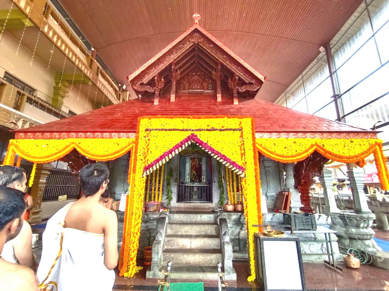 ಚೌತಿ ಹಬ್ಬದ ಸಂಭ್ರಮಕ್ಕಾಗಿ ಅಲಂಕಾರಗೊಂಡಿರುವ ಹಟ್ಟಿಯಂಗಡಿ ಶ್ರೀಸಿದ್ಧಿ ವಿನಾಯಕ ದೇವಸ್ಥಾನ