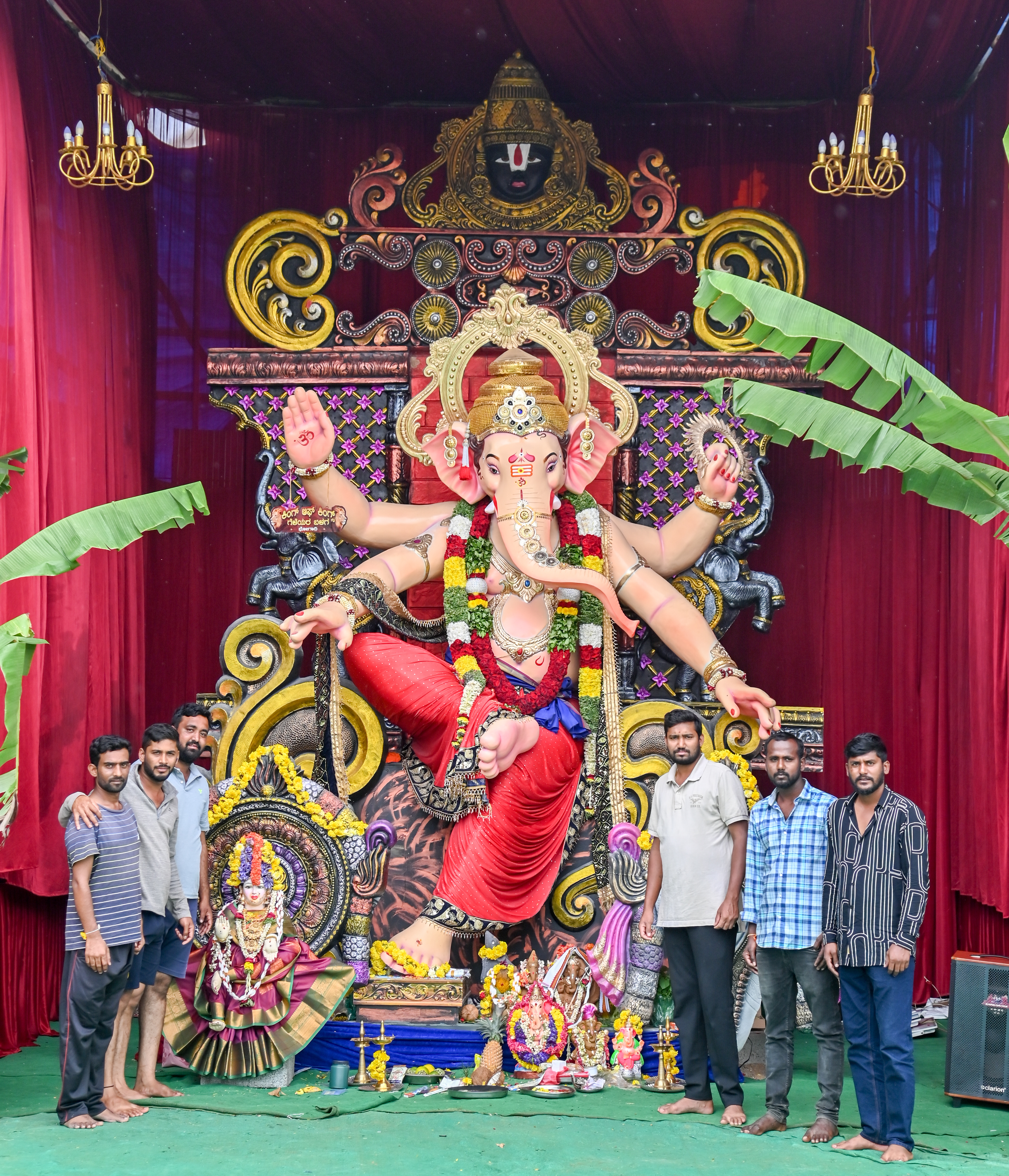ಬೋಗಾದಿಯ ಸರಸ್ವತಿನಗರದ ಕಿಂಗ್ ಆಫ್ ಕಿಂಗ್ಸ್ ಯುವಕರ ಬಳಗವು ಸ್ಥಾಪಿಸಿದ 22 ಅಡಿಯ ಮೂರ್ತಿಯೊಂದಿಗೆ ಭಕ್ತರು – ಪ್ರಜಾವಾಣಿ ಚಿತ್ರ/ಅನೂಪ್ ರಾಘ. ಟಿ.