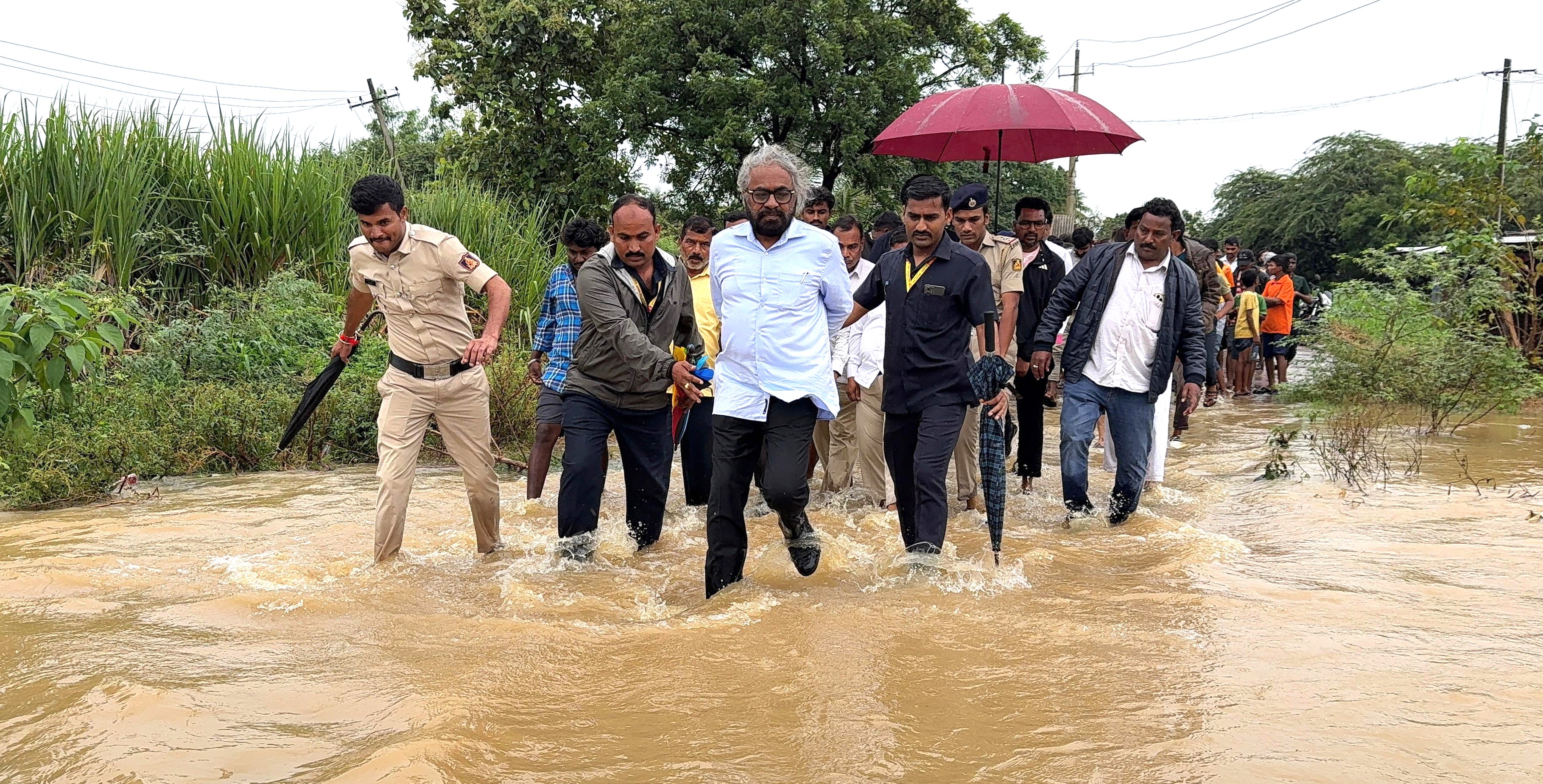 ಜಿಲ್ಲಾ ಉಸ್ತುವಾರಿ ಸಚಿವ ಈಶ್ವರ ಬಿ. ಖಂಡ್ರೆ ಅವರು ಗುರುವಾರ ಬೀದರ್‌ ಜಿಲ್ಲೆ ಭಾಲ್ಕಿ ತಾಲ್ಲೂಕಿನ ಗೋಧಿ ಹಿಪ್ಪರ್ಗಾದಲ್ಲಿ ನೀರಿನಲ್ಲೇ ನಡೆದುಕೊಂಡು ಪ್ರವಾಹ ಪರಿಸ್ಥಿತಿ ಅವಲೋಕಿಸಿದರು