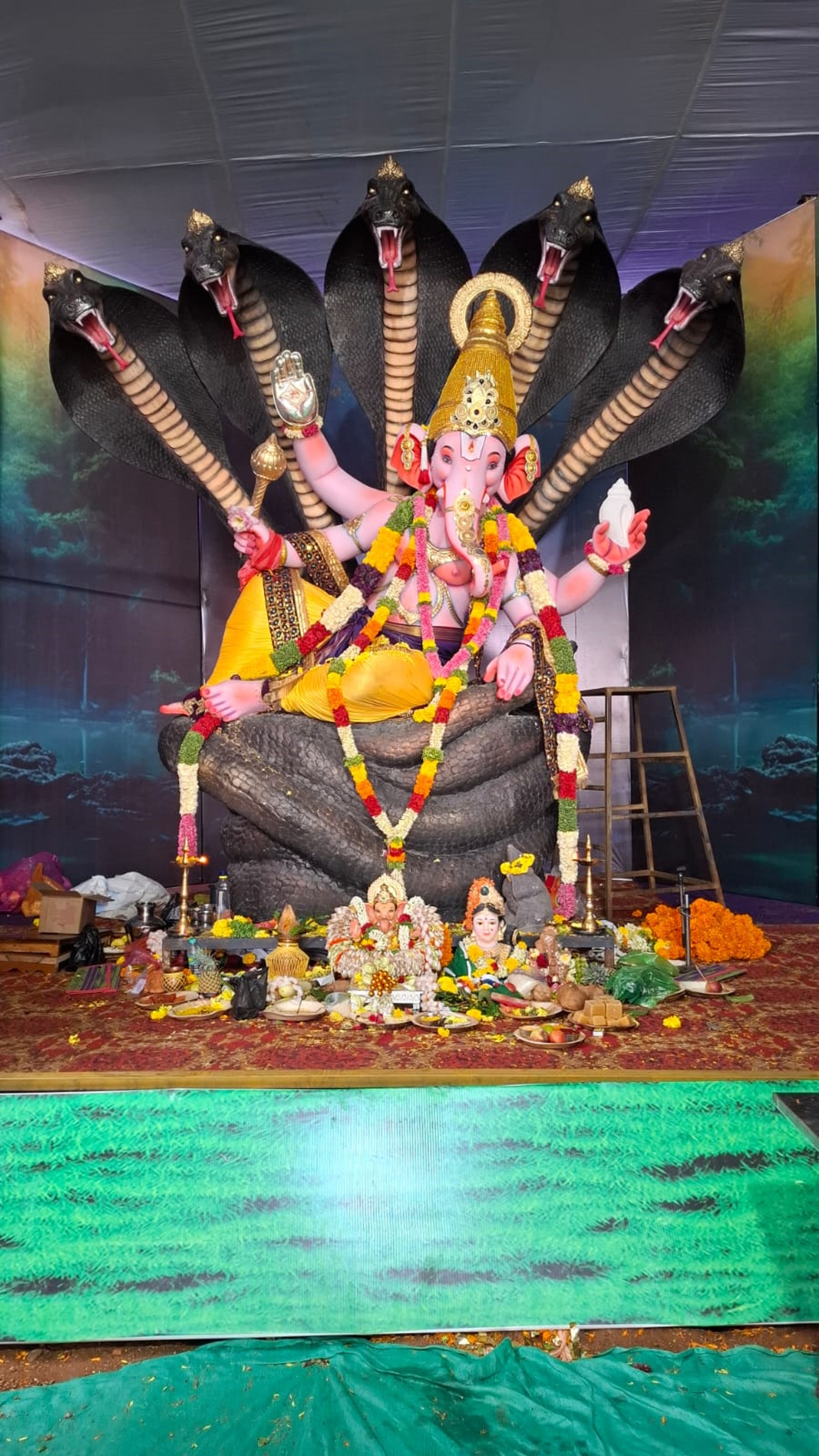 ಹೊಸದುರ್ಗದ ಅಯೋಧ್ಯೆ ಮಂಟಪದಲ್ಲಿ ಪ್ರತಿಷ್ಠಾಪಿಸಿರುವ ವಿನಾಯಕ 