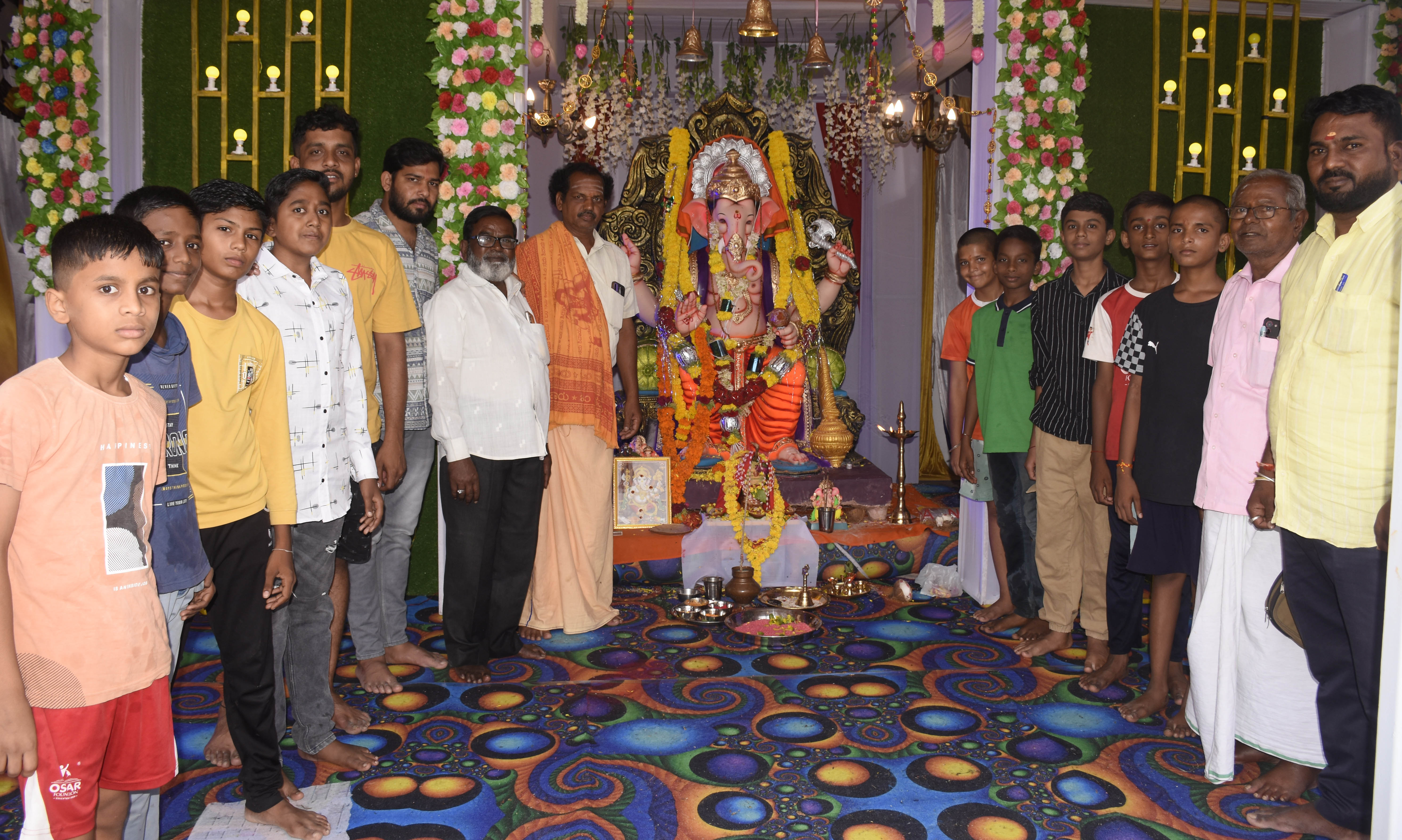ಯಾದಗಿರಿಯ ವೀರಭದ್ರೇಶ್ವರ ನಗರದಲ್ಲಿ ಪ್ರತಿಷ್ಠಾಪನೆ ಮಾಡಿರುವ ಗಣೇಶನ ದರ್ಶನ ‍ಪಡೆದ ಭಕ್ತರು
