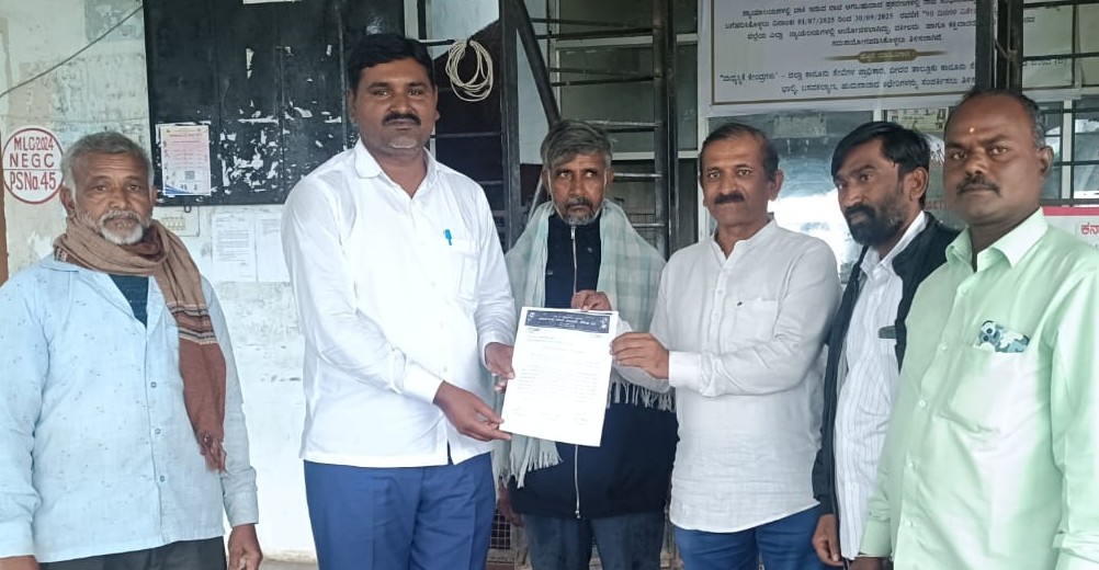 ದಲಿತ ಸಂಘರ್ಷ ಸಮಿತಿ ಮುಖಂಡರು ಔರಾದ್ ಗ್ರೇಡ್-2 ತಹಶೀಲ್ದಾರ್‌ ಸಂಗಯ್ಯ ಸ್ವಾಮಿ ಅವರಿಗೆ ಮನವಿ ಸಲ್ಲಿಸಿ ರೈತರಿಗೆ ಪರಿಹಾರ ನೀಡಲು ಆಗ್ರಹಿಸಿದರು