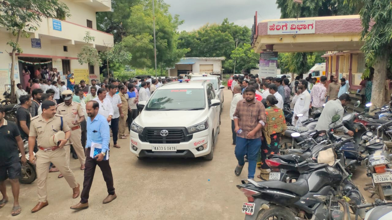 ಶಹಾಪುರ ನಗರದ ಸರ್ಕಾರಿ ಆಸ್ಪತ್ರೆಗೆ ಗುರುವಾರ ಜಿಲ್ಲಾಧಿಕಾರಿ ಹರ್ಷಲ್ ಭೋಯರ್ ಭೇಟಿ ನೀಡಿದರು. ಎಸ್‌ಪಿ ಪೃಥ್ವಿಕ್ ಶಂಕರ ಉಪಸ್ಥಿತರಿದ್ದರು 
