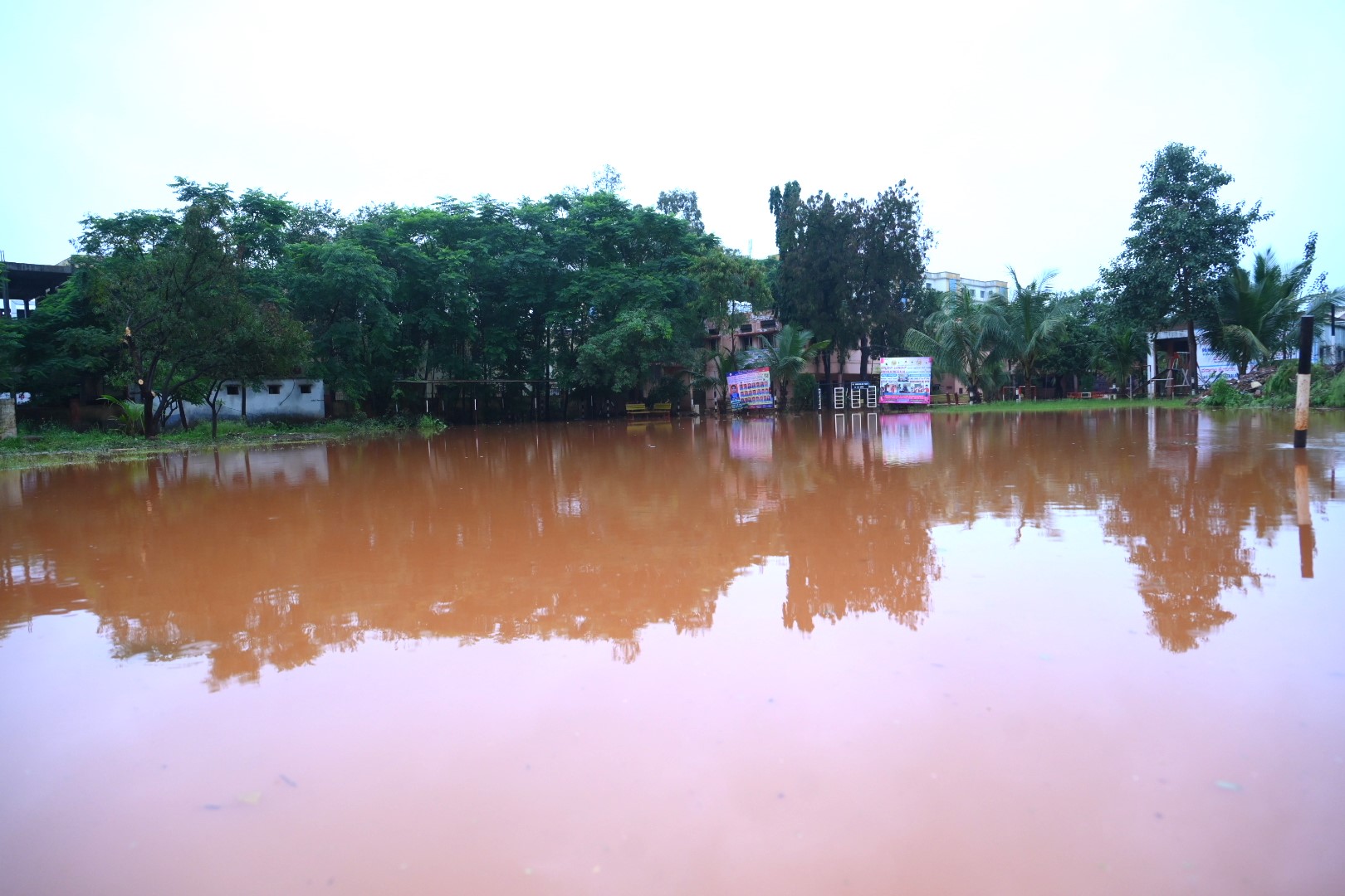 ಸತತ ಮಳೆಗೆ ಬೀದರ್‌ನ ನೆಹರೂ ಕ್ರೀಡಾಂಗಣ ಮುಂಭಾಗದ ರಸ್ತೆ ಆವರಣವೆಲ್ಲಾ ಜಲಾವೃತವಾಗಿದೆ