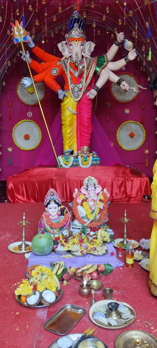 ಶ್ರೀ ಗೌರಿ ಗಣೇಶ ಹಬ್ಬದ ಪ್ರಯುಕ್ತ ಈ ವರ್ಷ ಹೊಸಕೋಟೆ ನಗರದ ಹಳೆಪೇಟೆಯ ಶ್ರೀರಾಮ ದೇವಸ್ಥಾನದ ಬಳಿ ಕೋಟೆ ಬಾಯ್ಸ್ ಗೆಳೆಯರ ಬಳಗದ ವತಿಯಿಂದ ಪರಿಸರ ಸ್ನೇಹಿ ಹಸಿರು ಗಣೇಶನನ್ನು ಪ್ರತಿಷ್ಟಾಪಿಸಿದ್ದರು