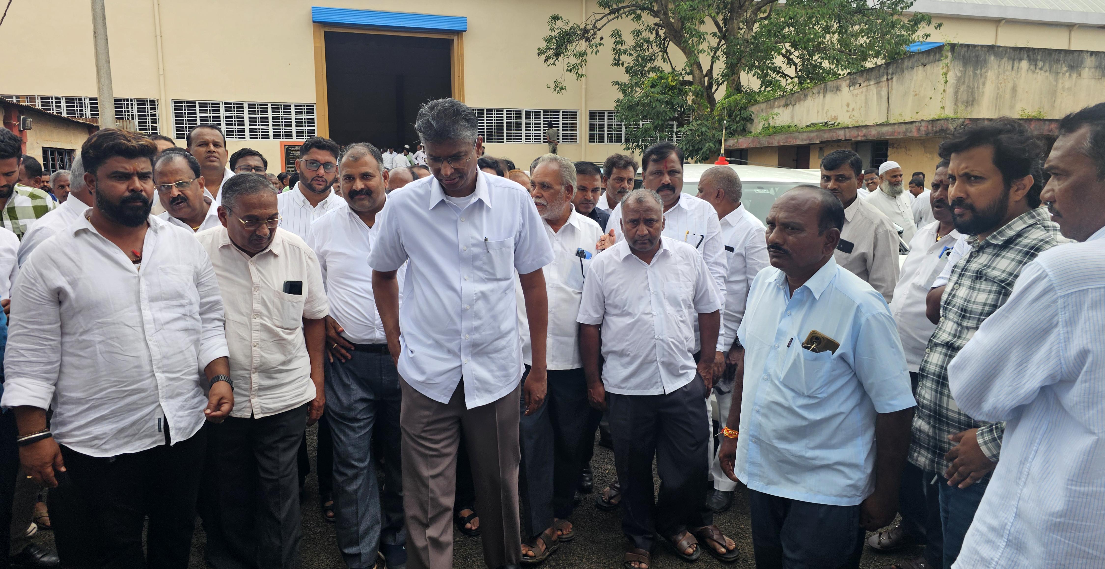 ಹುಕ್ಕೇರಿ ಗ್ರಾಮೀಣ ವಿದ್ಯುತ್ ಸಹಕಾರಿ ಸಂಘಕ್ಕೆ ಗುರುವಾರ ಜಿಲ್ಲಾ ಉಸ್ತುವಾರಿ ಸಚಿವ ಸತೀಶ್ ಜಾರಕಿಹೊಳಿ ಭೇಟಿ ನೀಡಿದಾಗ ಜನರ ಕುಂದು ಕೊರತೆ ಆಲಿಸಿದರು.