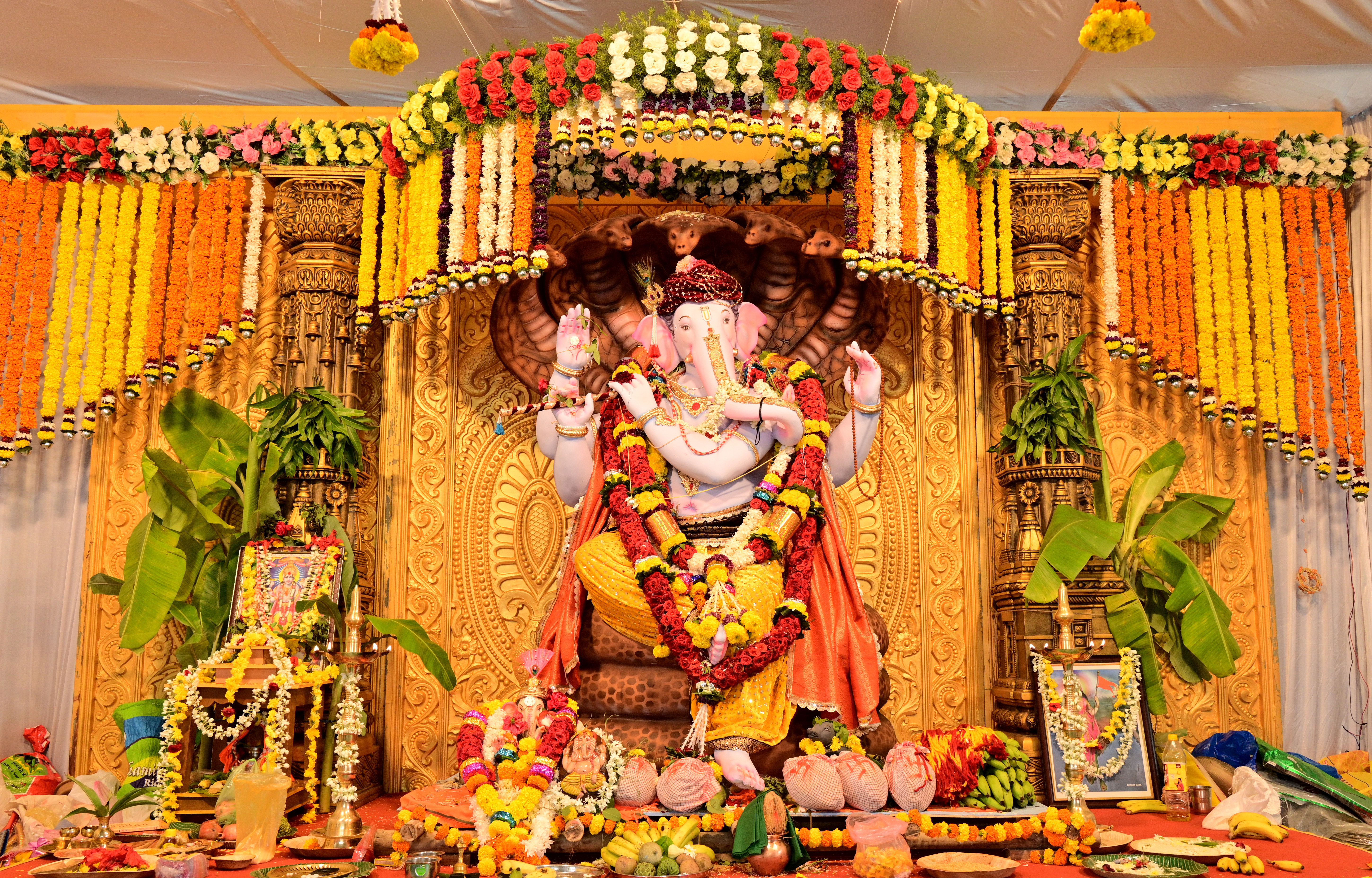 ಹುಬ್ಬಳ್ಳಿಯ ರಾಣಿ ಚೆನಮ್ಮ ಮೈದಾನದಲ್ಲಿ ಪ್ರತಿಷ್ಠಾಪಿಸಿರುವ ‘ಕೃಷ್ಣರೂಪಿ’ ಗಣೇಶ