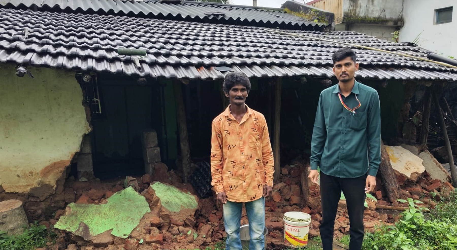 ನರಸಿಂಹರಾಜಪುರ ತಾಲ್ಲೂಕಿನ ಮುತ್ತಿನಕೊಪ್ಪ ಗ್ರಾಮದ ಧರಣೇಶ ಎಂಬುವರ ಮನೆಯ ಗೋಡೆ ಕುಸಿದು ಹಾನಿಯಾಗಿರುವುದು