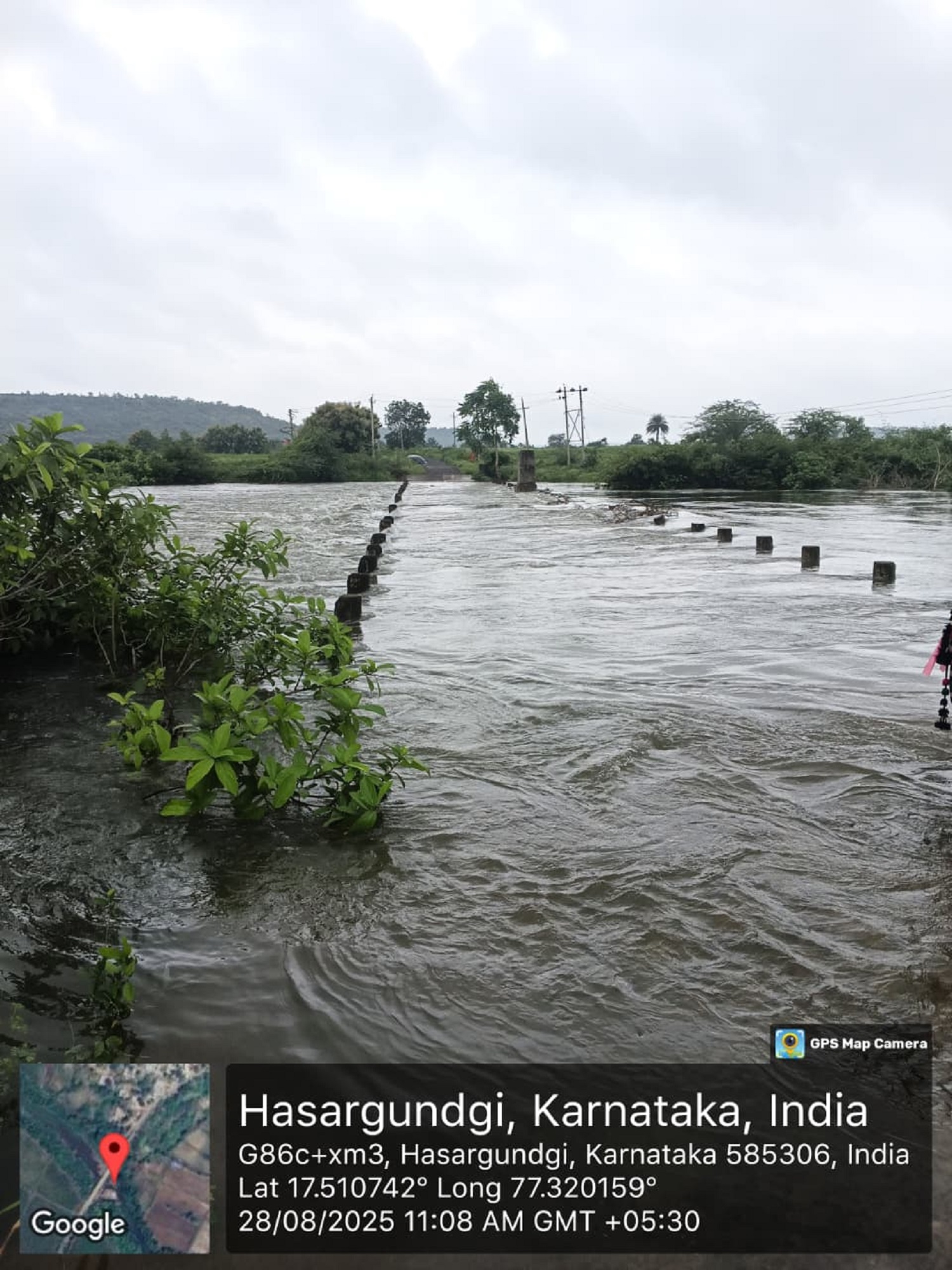 ಹಸರಗುಂಡಗಿ ಮಾರ್ಗದ ಸೇತುವೆ ಮುಳುಗಡೆಯಾಗಿರುವುದು
