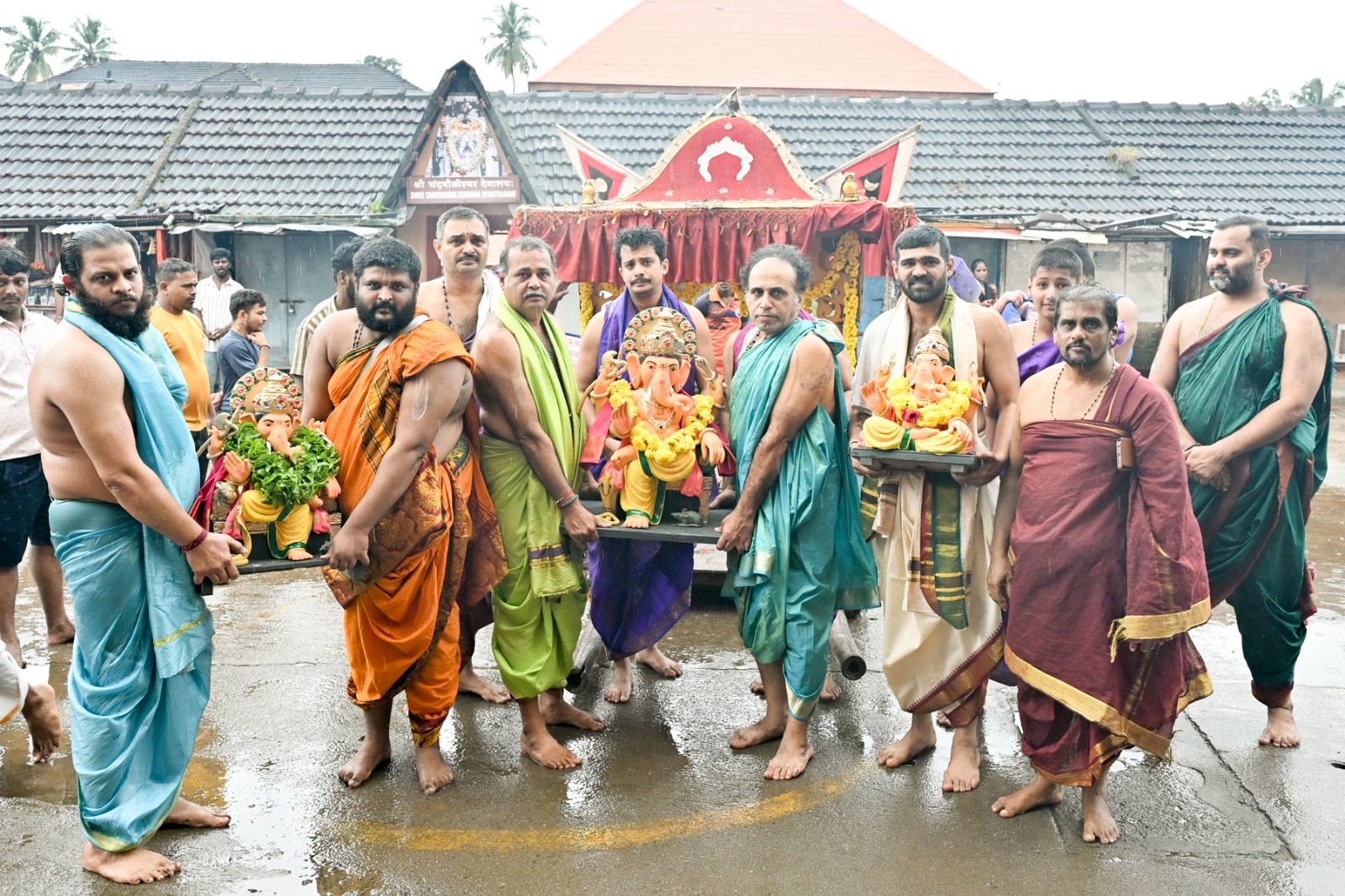 ಪರ್ಯಾಯ ಪುತ್ತಿಗೆ ಶ್ರೀಕೃಷ್ಣ ಮಠದ ವತಿಯಿಂದ ಗಣೇಶ ಚತುರ್ಥಿ ಪ್ರಯುಕ್ತ ಶ್ರೀಕೃಷ್ಣ ಮಠದ ಬಡಗುಮಾಳಿಗೆಯಲ್ಲಿ ಪೂಜಿಸಲು ಗಣಪತಿ ಮೂರ್ತಿ ತರಲಾಯಿತು