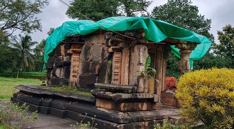 ಆನವಟ್ಟಿಯ ಕೋಟಿಪುರದ ಕೈಟಬೇಶ್ವರ ದೇಗುಲದ ಪಕ್ಕದ ಪಾರ್ವತಿ ಗುಡಿಗೆ ಟಾರ್ಪಲ್‌ ಹಾಕಿರುವುದು 