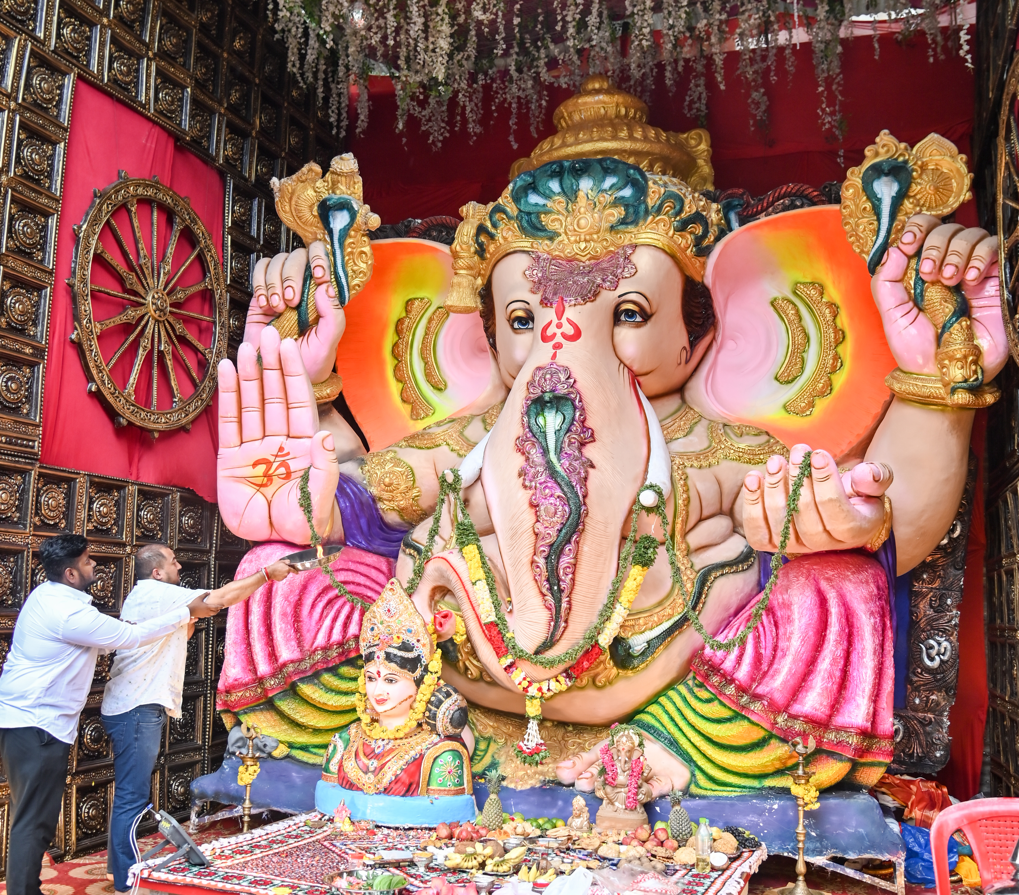 ರಾಮಸ್ವಾಮಿ ವೃತ್ತದಲ್ಲಿ ಅಥರ್ವ ಗೆಳೆಯರ ಬಳಗವು ಸ್ಥಾಪಿಸಿರುವ ಗಣಪತಿ ಮೂರ್ತಿಗೆ ಭಕ್ತರು ಪೂಜೆ ಸಲ್ಲಿಸಿದರು
