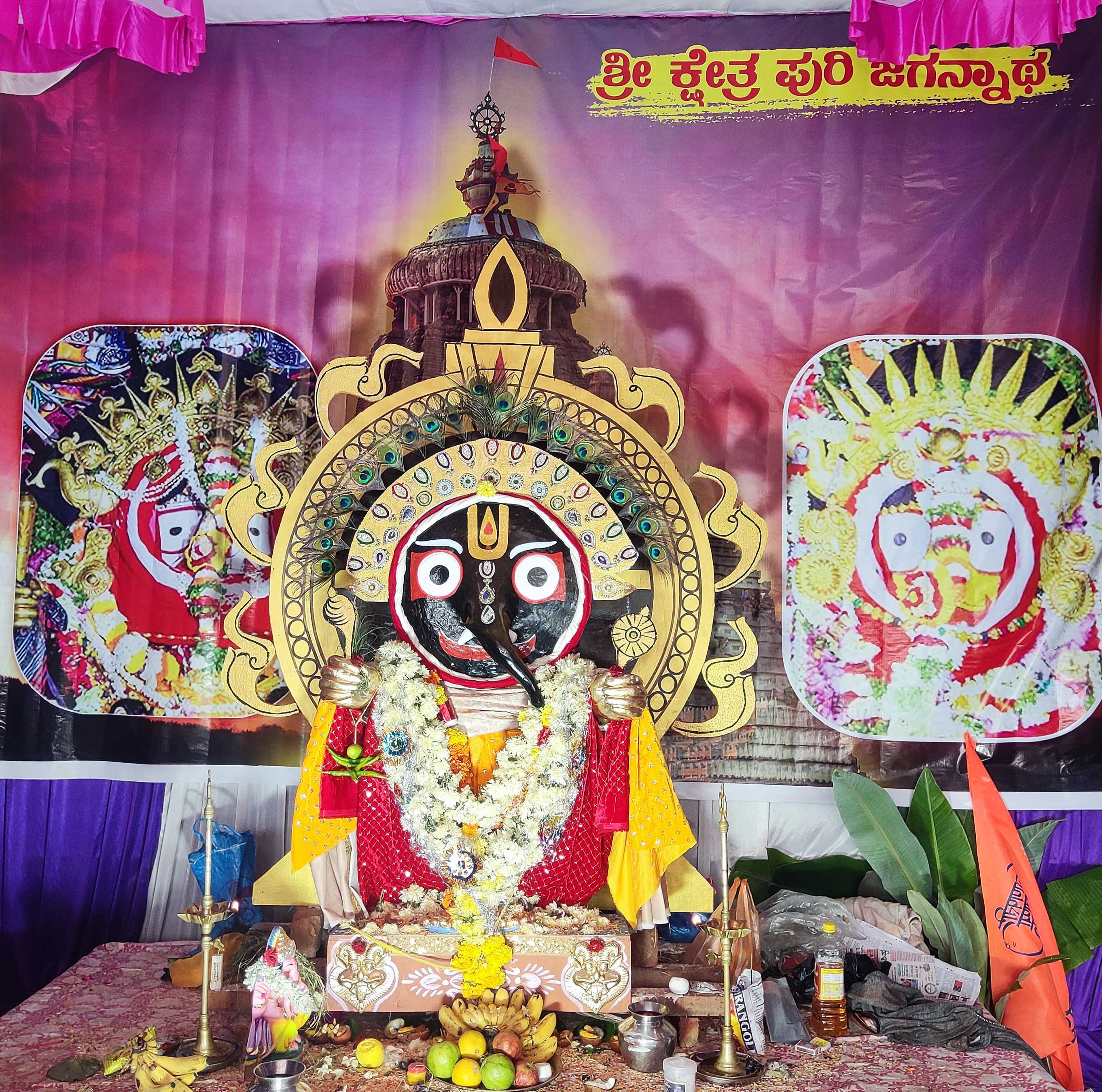 ಕಂಪ್ಲಿ ವಾರದ ಸಂತೆ ಮಾರುಕಟ್ಟೆ ರಸ್ತೆ ಬಳಿ ಶ್ರೀ ಸಿದ್ಧಿ ವಿನಾಯಕ ಉತ್ಸವ ಸಮಿತಿಯವರು ಪುರಿ ಜಗನ್ನಾಥ ಗಣಪತಿ ಪ್ರತಿಷ್ಠಾಪಿಸಿದ್ದಾರೆ