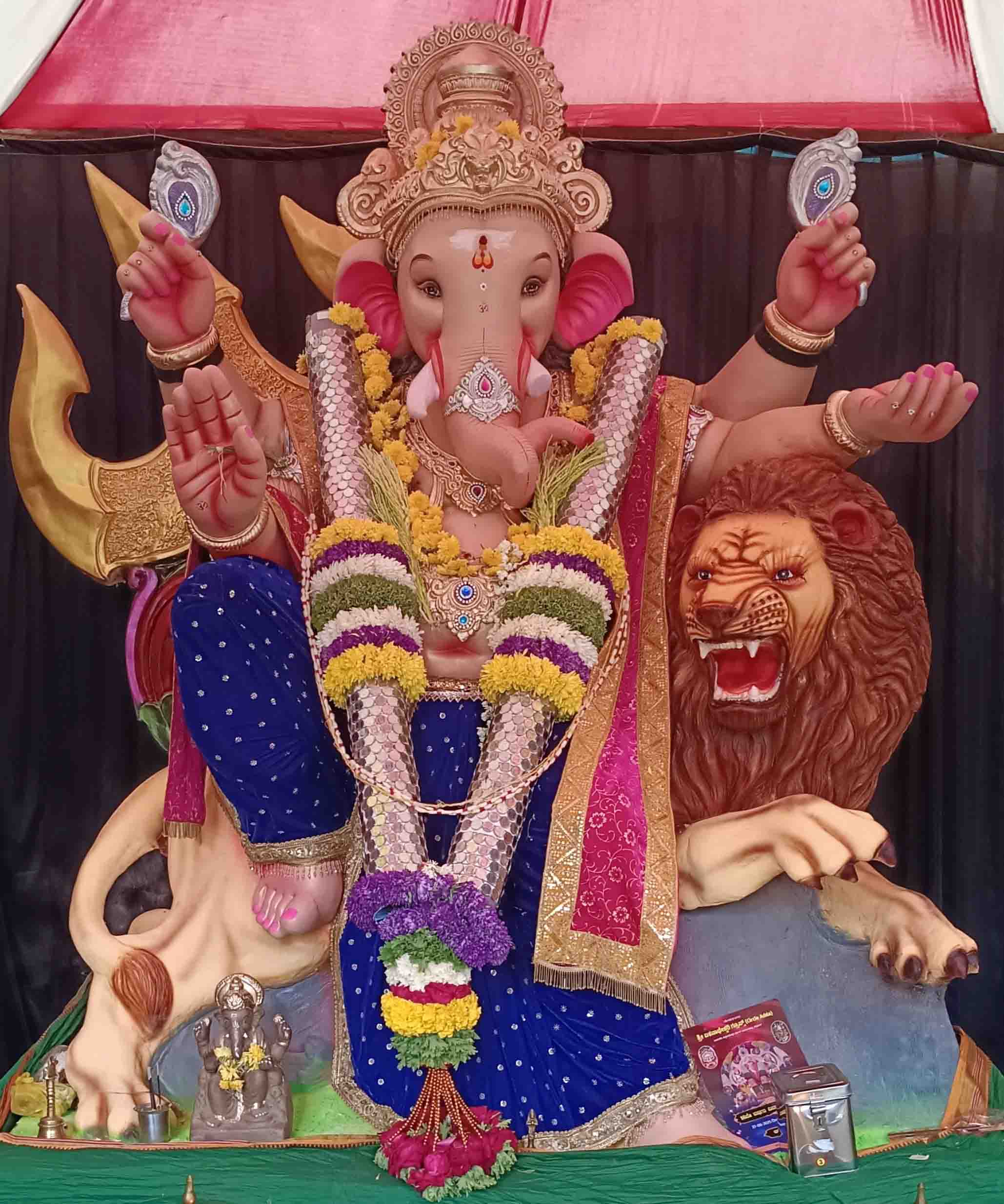 ಏಕನಾಥೇಶ್ವರಿ ಪಾದಗುಡಿ ಪಕ್ಕದಲ್ಲಿ ಸಿಂಹದ ಮೇಲೆ ಕುಳಿತಿರುವ ಗಣೇಶ