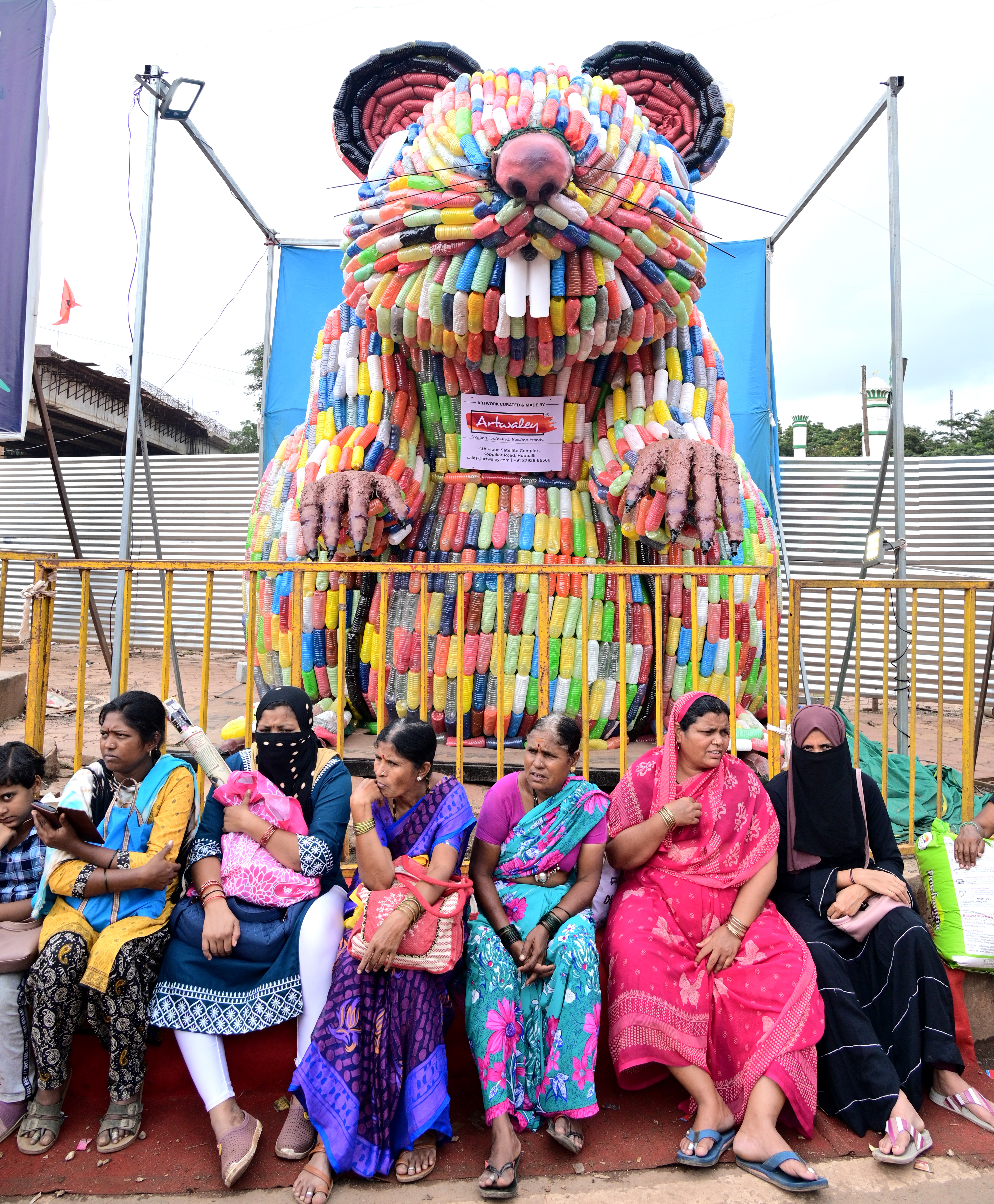 ಹುಬ್ಬಳ್ಳಿ–ಧಾರವಾಡ ಮಹಾನಗರ ಪಾಲಿಕೆಯಿಂದ ಪ್ಲಾಸ್ಟಿಕ್ ಬಾಟಲ್ ಬಳಸಿ ತಯಾರಿಸಿದ ಇಲಿಯ ಪ್ರತಿಕೃತಿಯನ್ನು ರಾಣಿ ಚನ್ನಮ್ಮ ವೃತ್ತದಲ್ಲಿ ಪ್ರದರ್ಶನಕ್ಕೆ ಇಟ್ಟಿರುವುದು