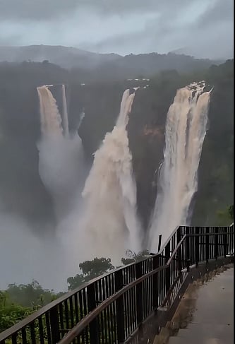 ಪ್ರವಾಸಿಗರ ಮನಸೂರೆಗೊಂಡ ಜೋಗ ಜಲಪಾತದ ರುದ್ರ ರಮಣೀಯ ದೃಶ್ಯ