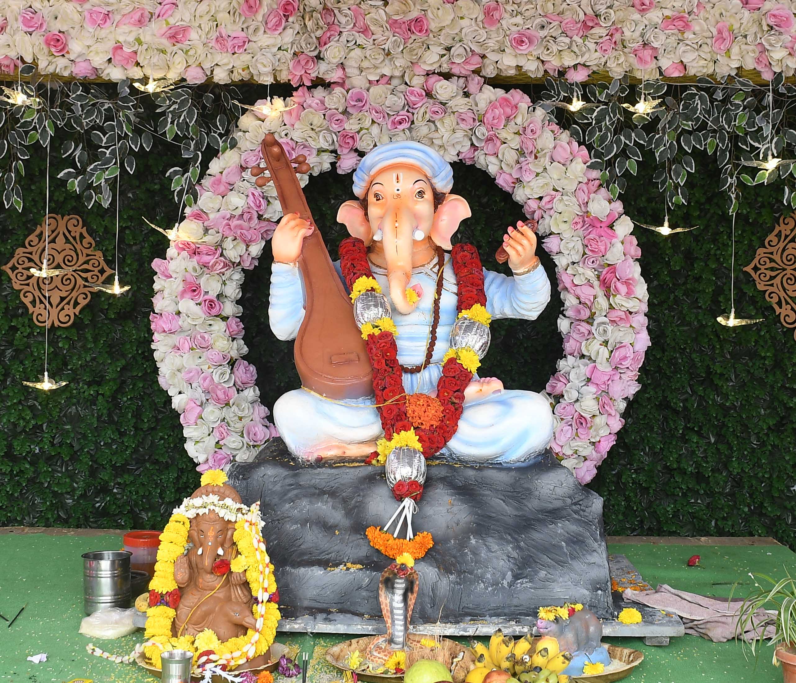 ಶಿವಮೊಗ್ಗದ ಲಂಬೋದರ ಯುವಕ ಸಂಘ ಪ್ರತಿಷ್ಠಾಪಿಸಿದ ತಂಬೂರಿ ಹಿಡಿದ ಗಣಪ