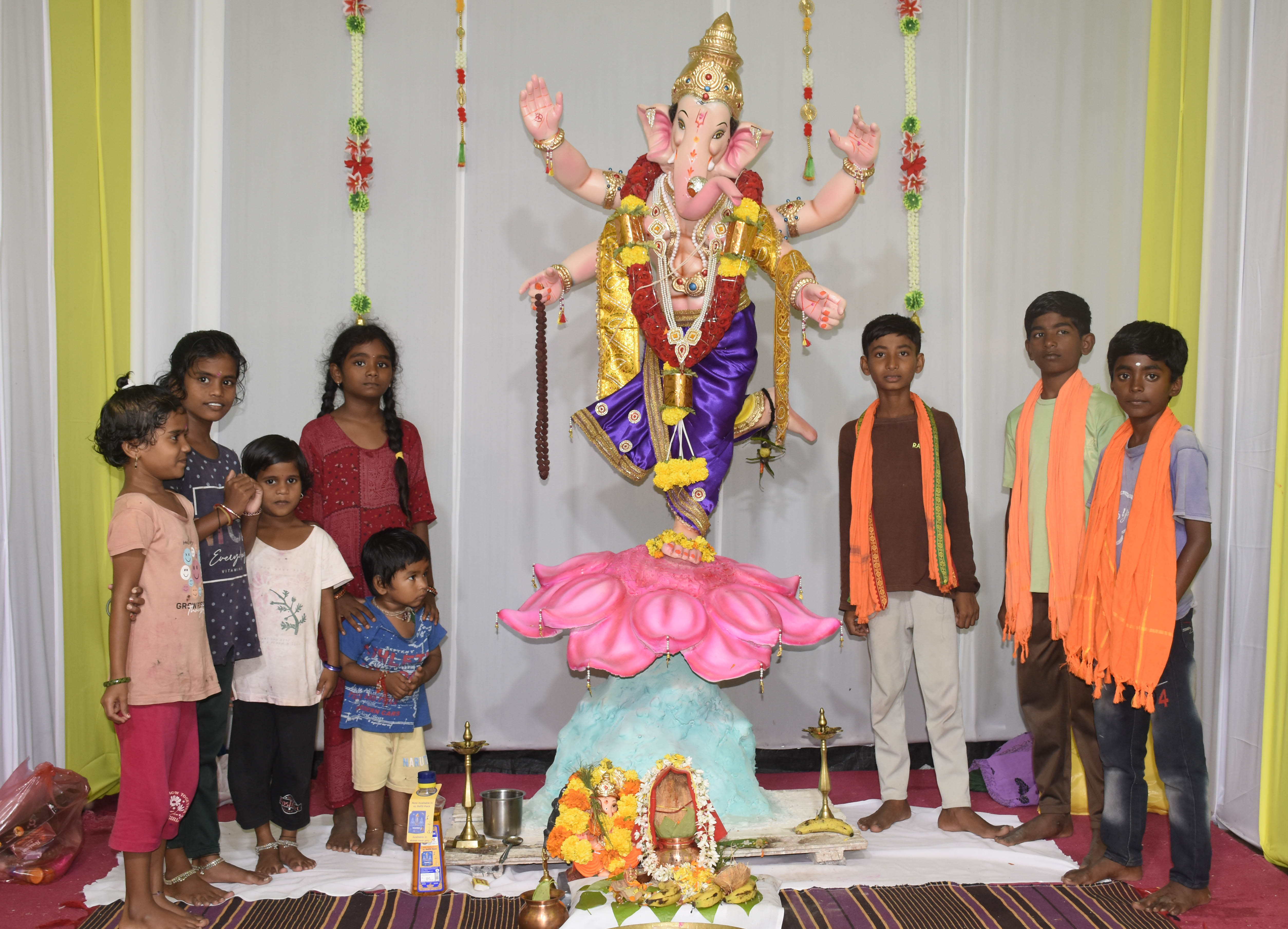 ಯಾದಗಿರಿ ನಗರದಲ್ಲಿ ಪ್ರತಿಷ್ಠಾಪನೆ ಮಾಡಲಾದ ಗಣೇಶ ಪೂರ್ತಿಯೊಂದಿಗೆ ಮಕ್ಕಳು