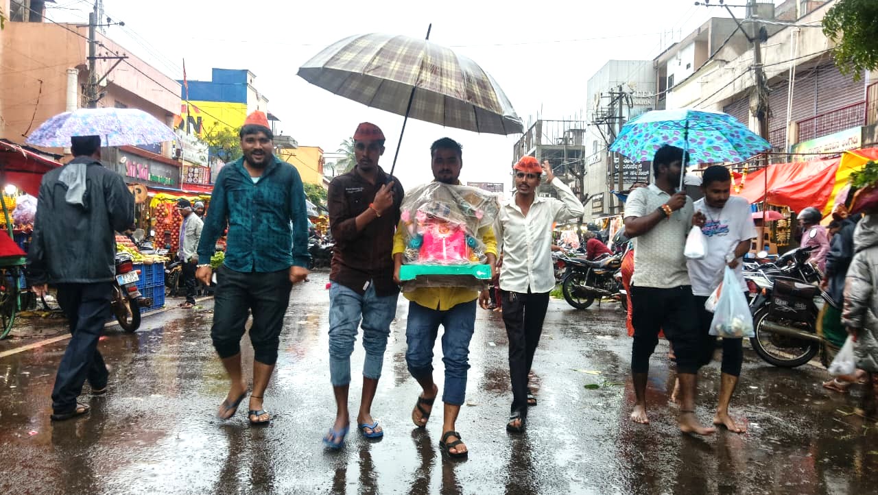 ಮಳೆಯಲ್ಲೇ ನೆನೆದುಕೊಂಡು ಗಣಪನ ಮೂರ್ತಿಗಳೊಂದಿಗೆ ಹೆಜ್ಜೆ ಹಾಕಿದ ಯುವಕರು