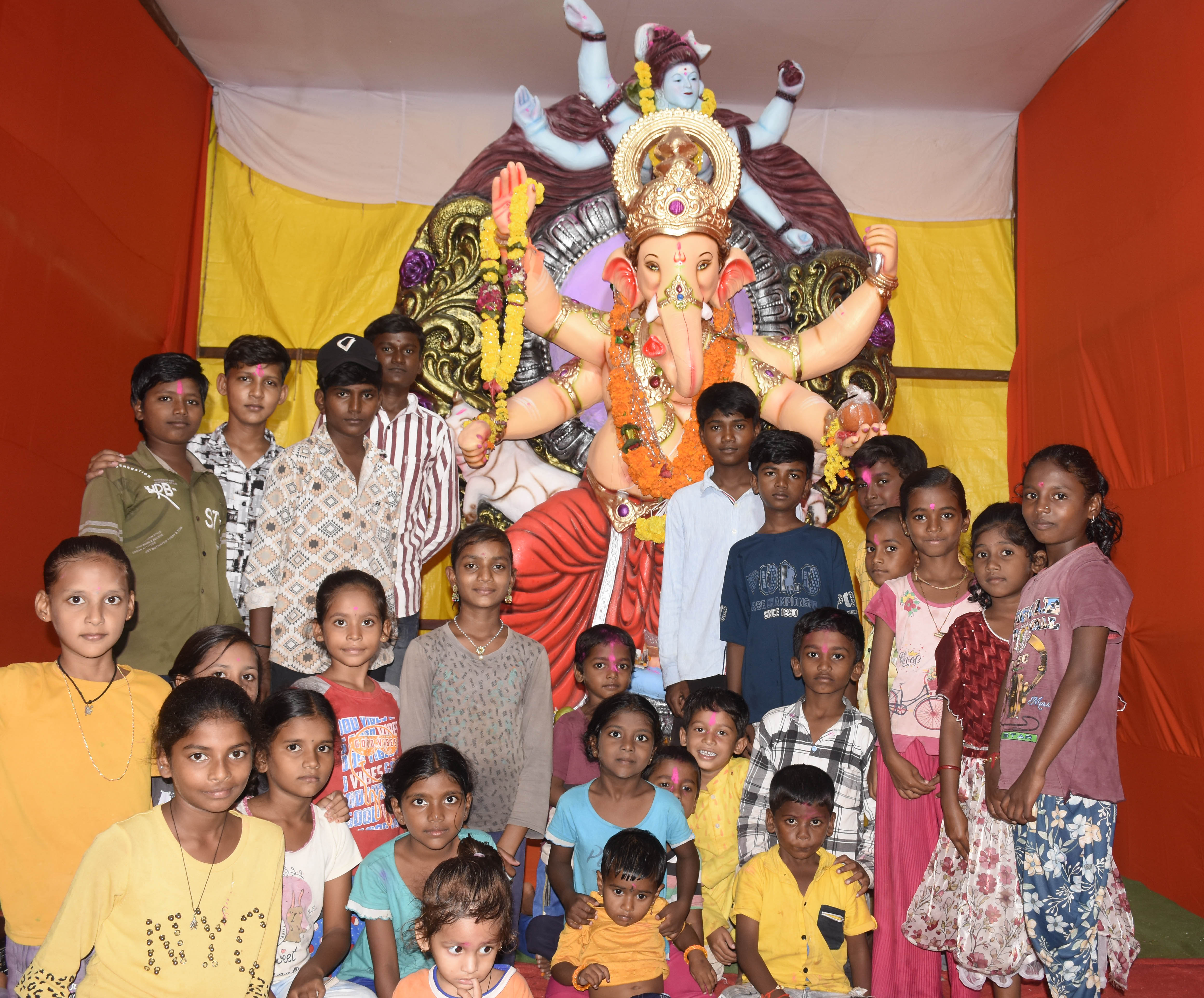 ಯಾದಗಿರಿ ನಗರದಲ್ಲಿ ಪ್ರತಿಷ್ಠಾಪನೆ ಮಾಡಿದ ಗಣೇಶನ ದರ್ಶನ ಮಾಡಿದ ಮಕ್ಕಳು